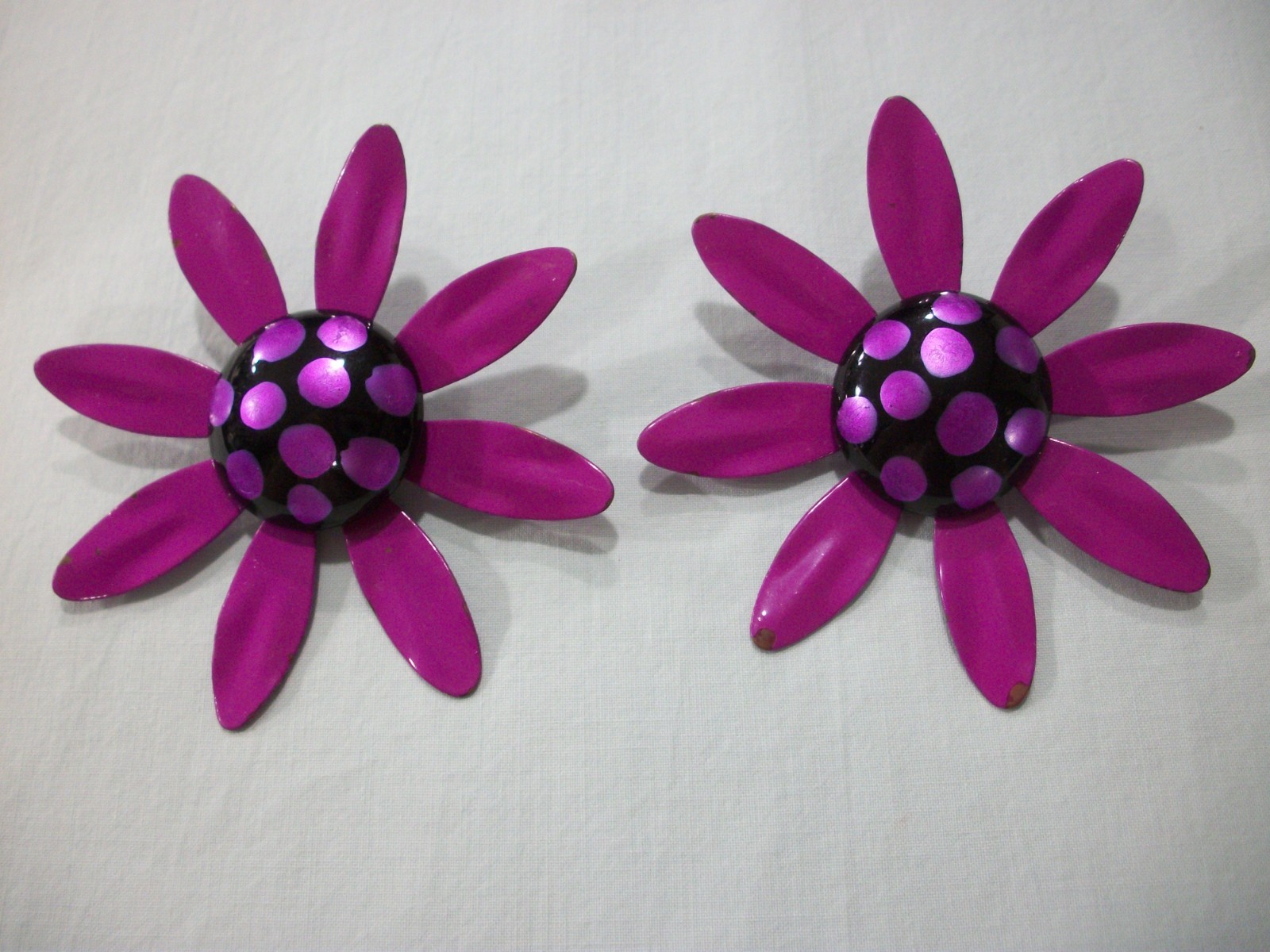 VTG MeTaL ENaMeL ***HUGE EYE POPPiNG PURPLE/BLACK/POLKA DOT*** DAiSy EaRRiNgS