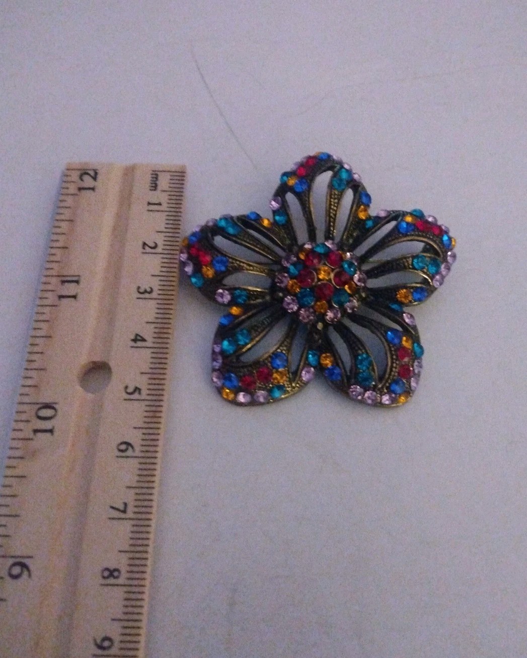 Vtg Costume Jewelry Sparkly Multi Color Glass Rhinestone Gold Tone Brooch Pin