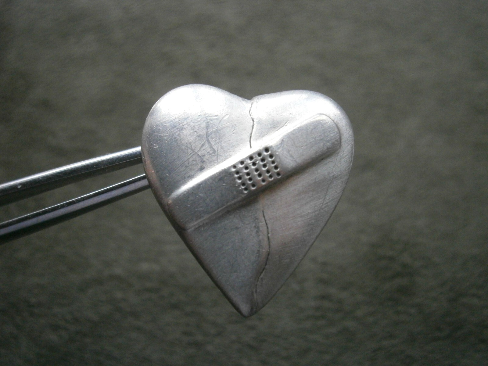 Large Broken Heart Vintage Pewter Brooch Lapel Pin Tie Tac 9.0g
