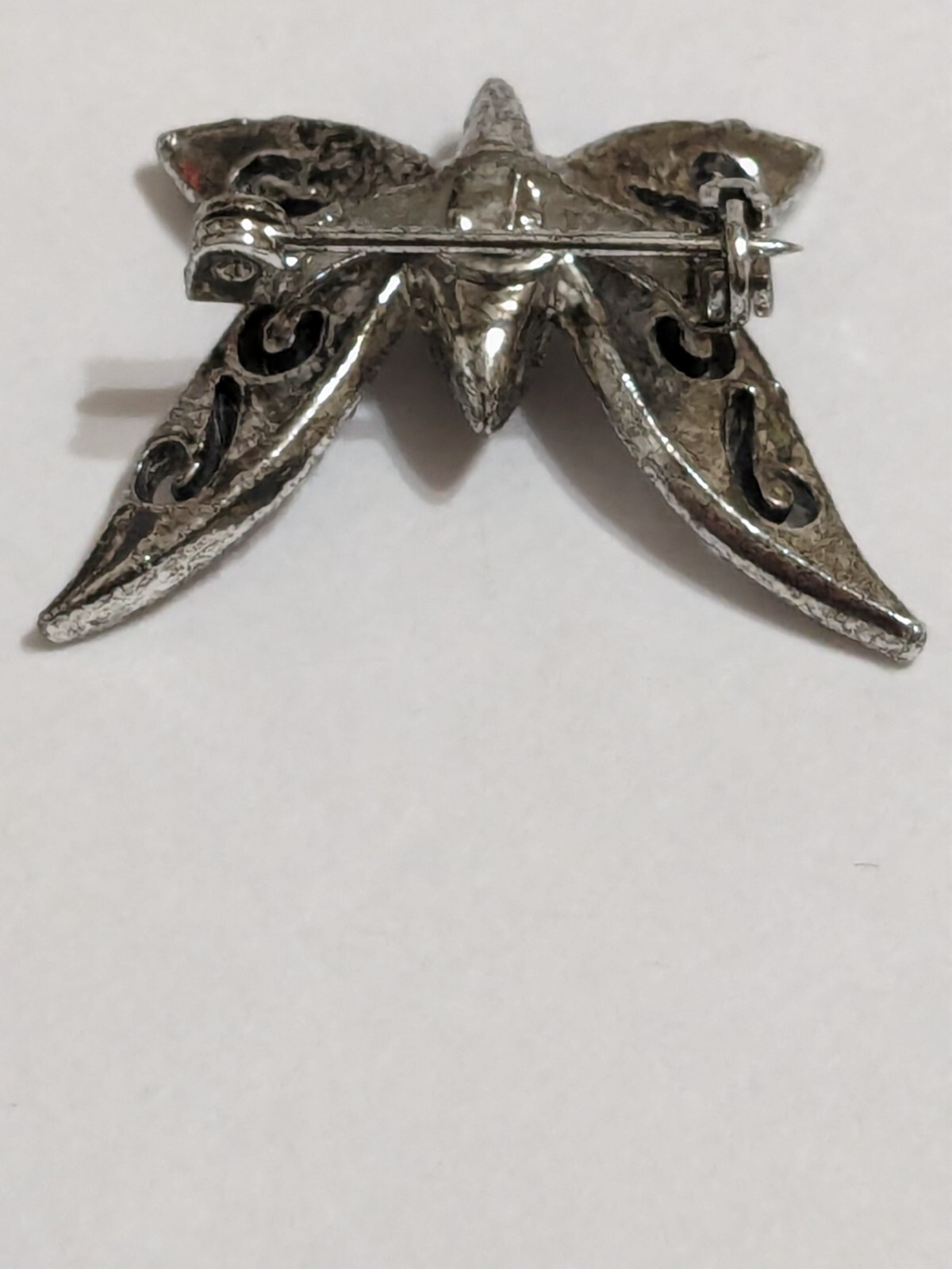 Vintage Silver Tone Etched/Texture Butterfly Pin/Brooch With Faceted Acrylic. 1″