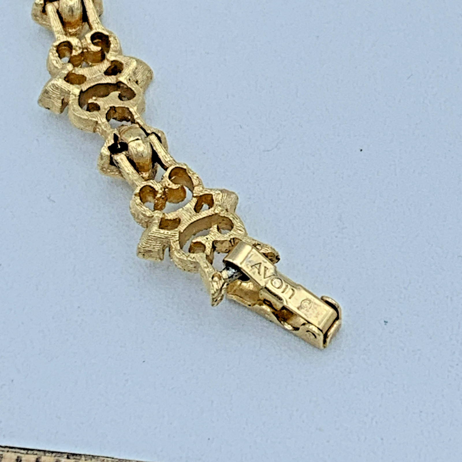 Avon 1971 Pretenders Gold Tone 7 inch Bracelet And Clip On Earrings B6-85