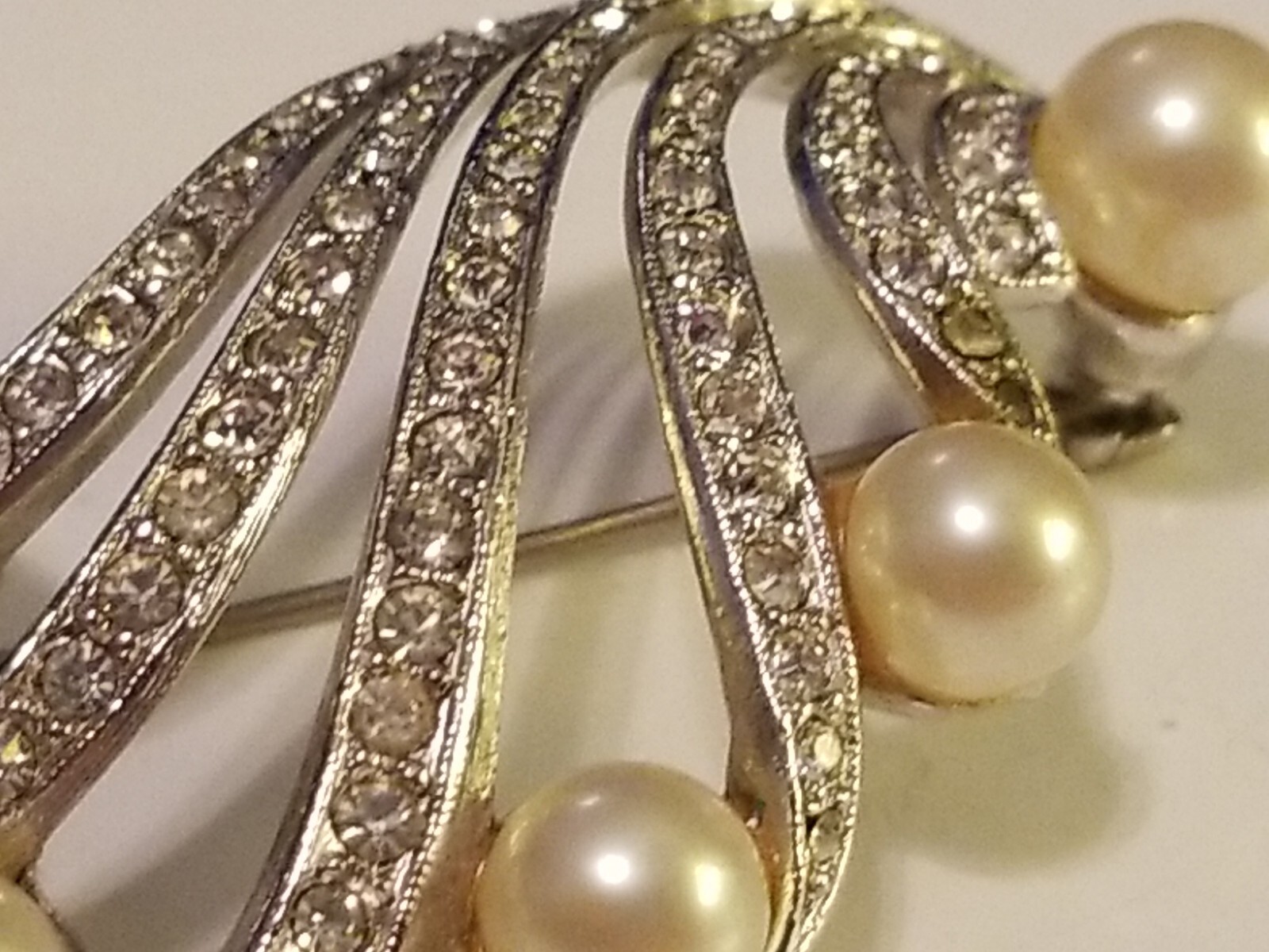 Elegant Brooch Pin Vtg Silver Toned Swirl Ribbon Pearl & CZ Encrusted 1.75″ Long