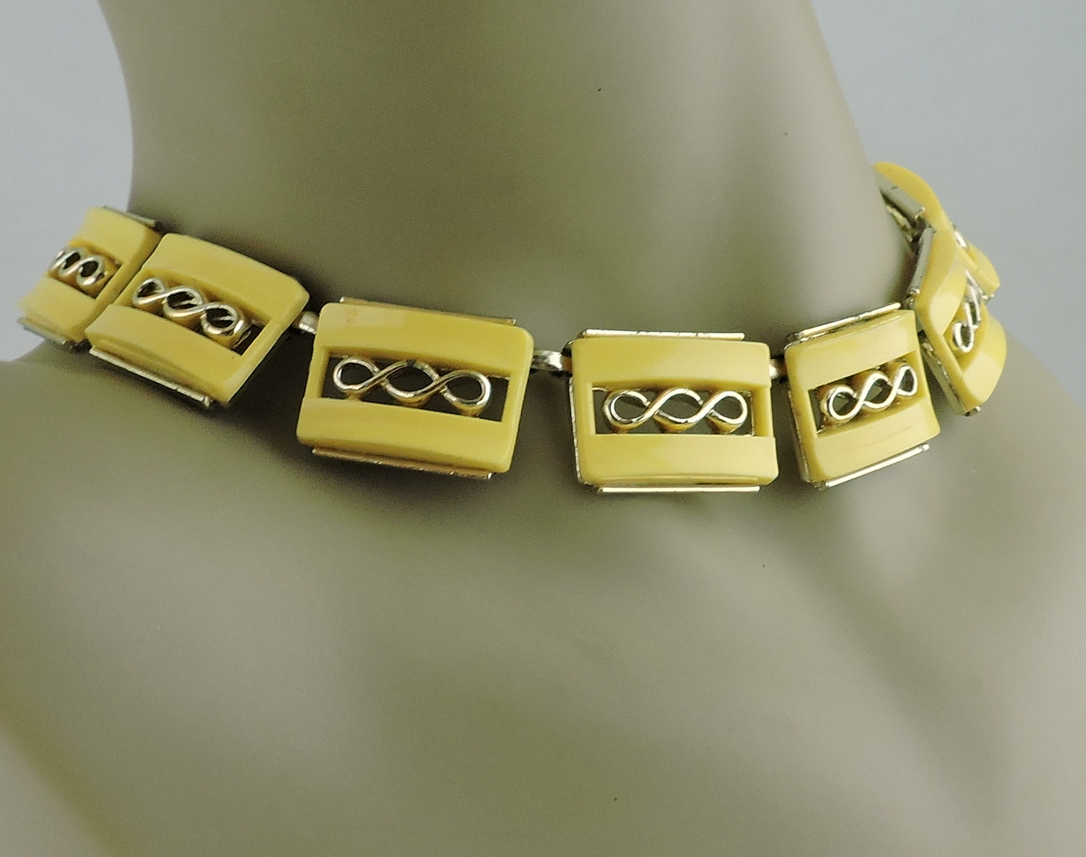 VINTAGE GOLD TONE & YELLOW PLASTIC RETRO PANEL ART DECO NECKLACE CHOCKER
