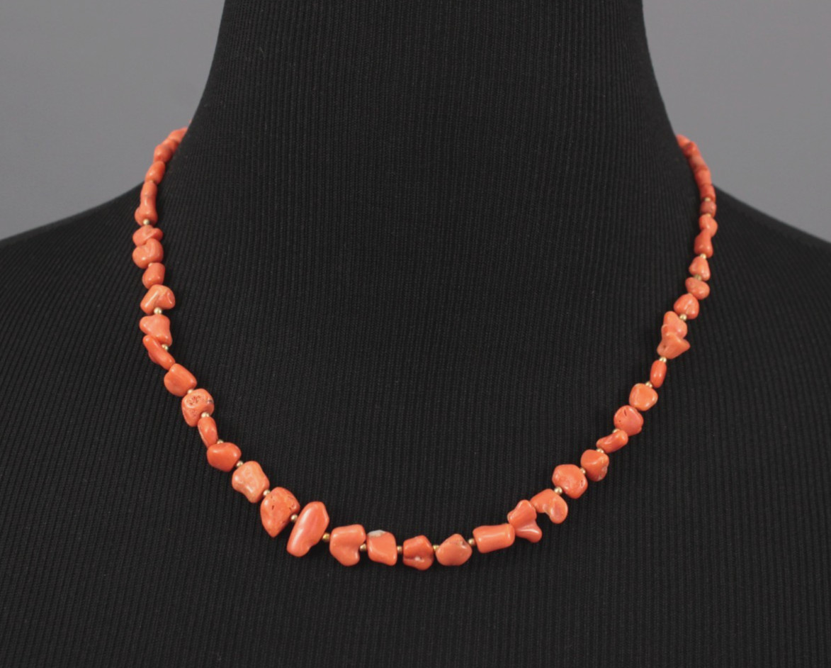 VTG Women’s Light Salmon Colored Coral Beaded Necklace 20 Inches 19 Grams