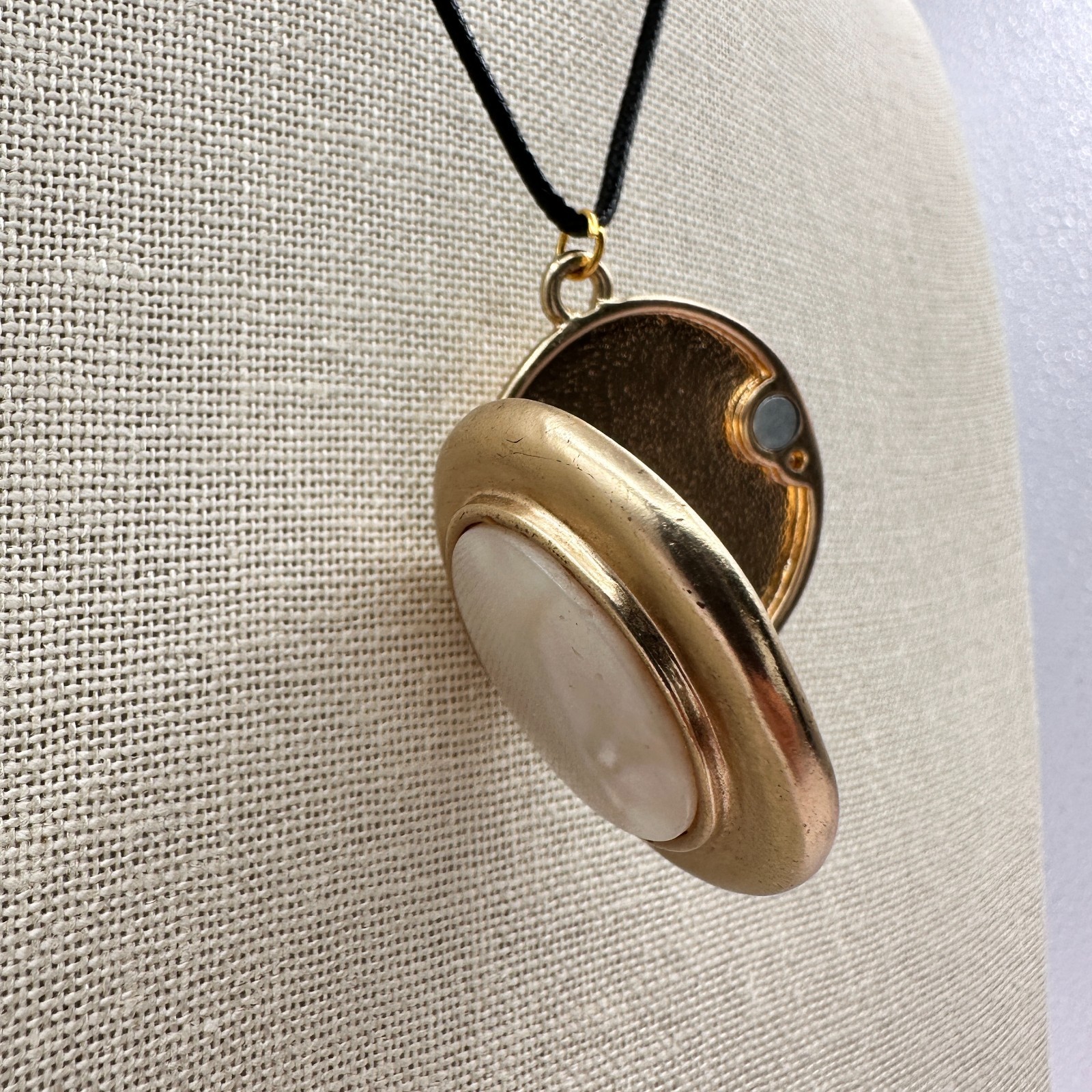 Vintage Y2K Gold Tone Mother of Pearl Pendant Necklace Women’s Classic Jewelry