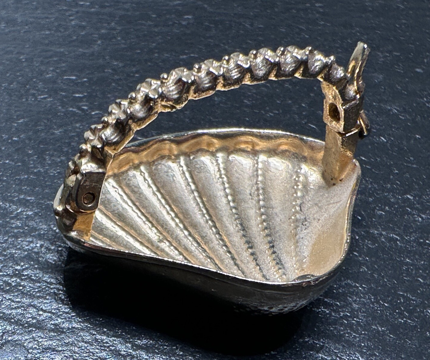 GOLD TONE SHELL SHAPED SCARF OR DRESS CLIP WITH SAFETY CLASP H354