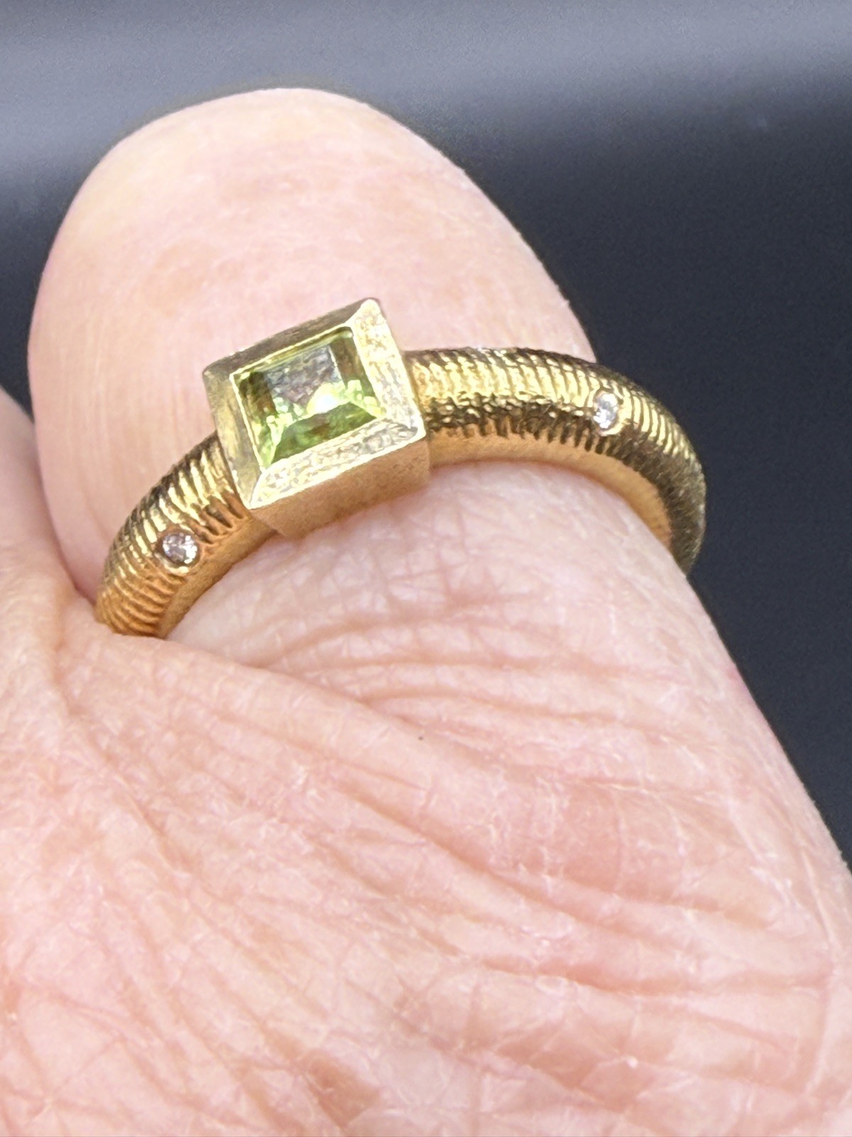 PAUL MORELLI Ring-Band In 18Kt Gold With Diamonds & Vivid Green Peridot Sz. 5.5