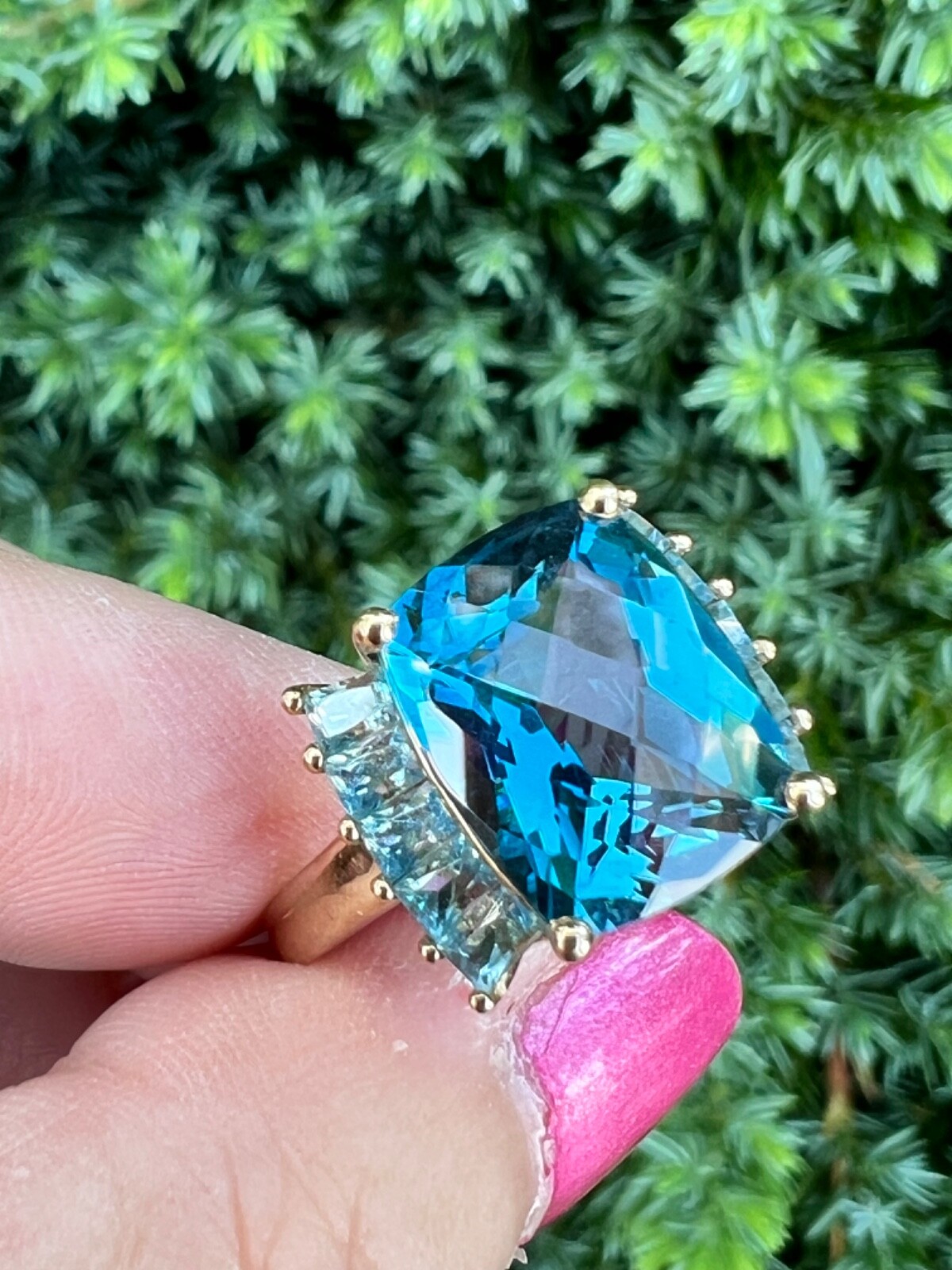 VINTAGE 14K GOLD FACETED DEEP TEAL LONDON BLUE AND LIGHT SWISS BLUE TOPAZ RING