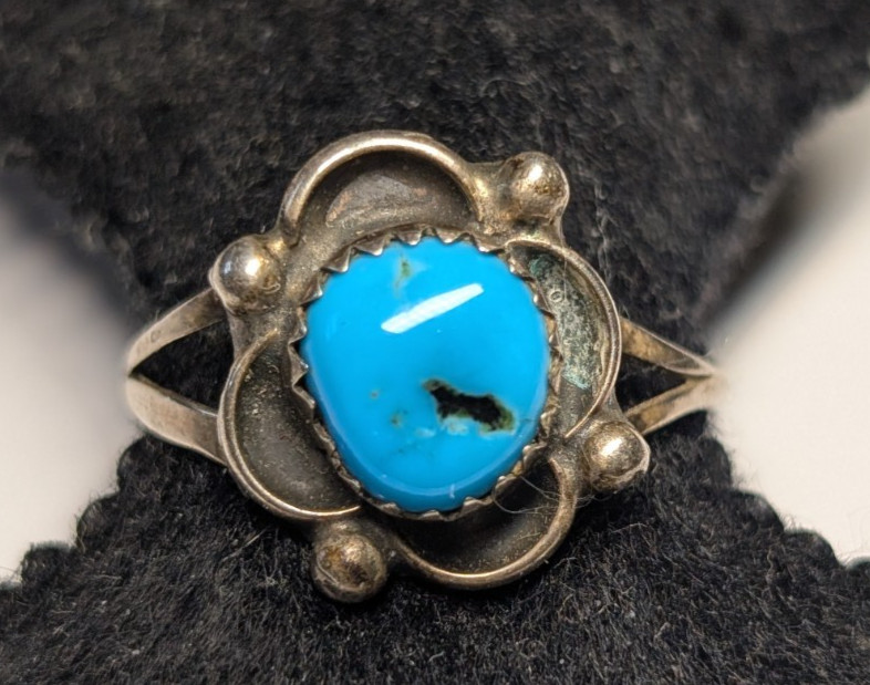 VINTAGE STERLING SILVER SOUTHWESTERN TURQUOISE RING ABOUT SIZE 8 1/2