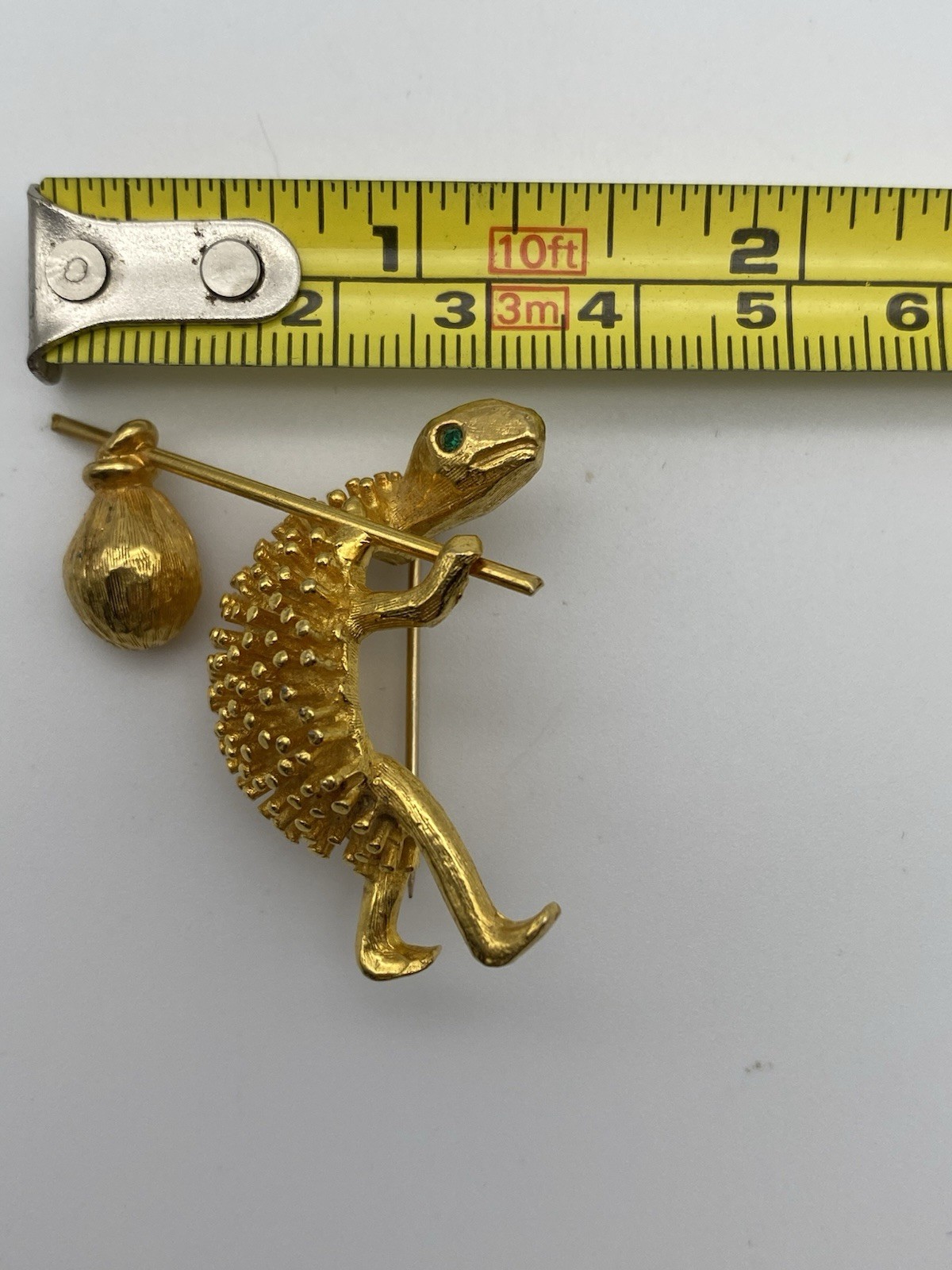 Vintage Signed Jeanne Hobo Gold Tone Green Eye Turtle Brooch Pin Jewelry