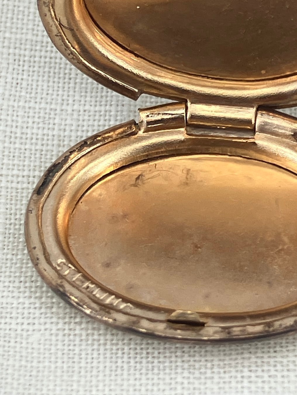 Vintage Locket Pendant Necklace Sterling Silver Vermeil Etched Flower 4g READ