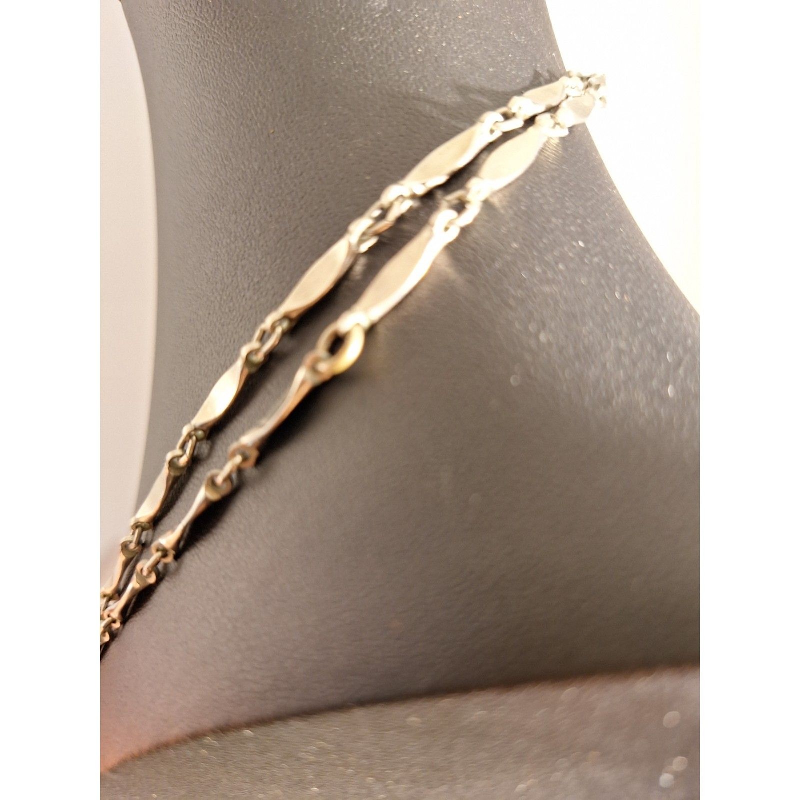 A Vintage Silver Tone Elongated Bar Link Necklace Elegant Minimalist Y2K