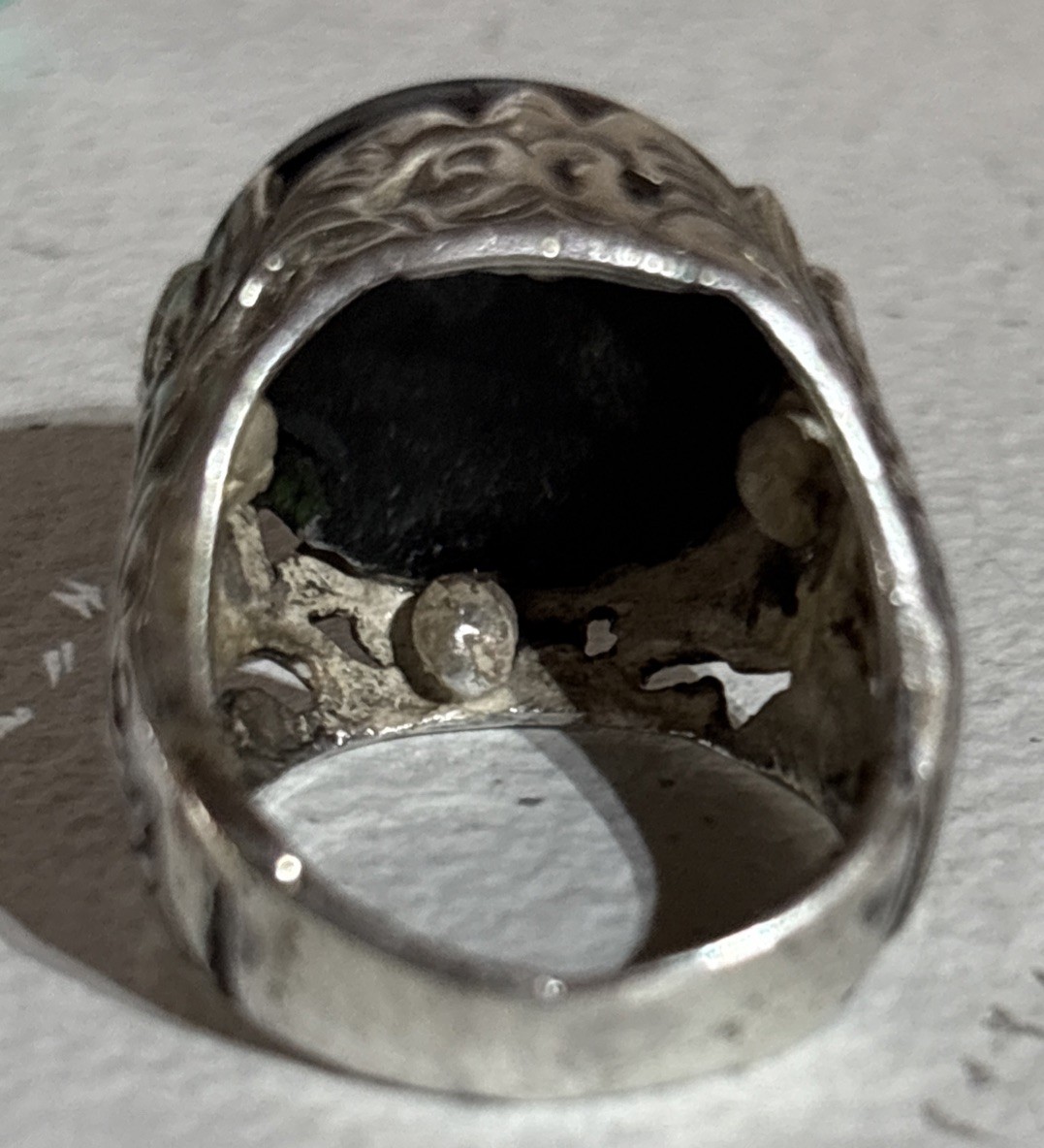Vintage Silver‑Tone Ring with Black Onyx‑Style Cabochon Scrollwork Design