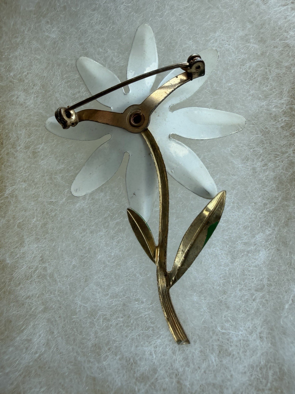 Vintage Enameled White/Yellow Daisy Flower Brooçh. Retro 1970’s Vibe Pre-owned