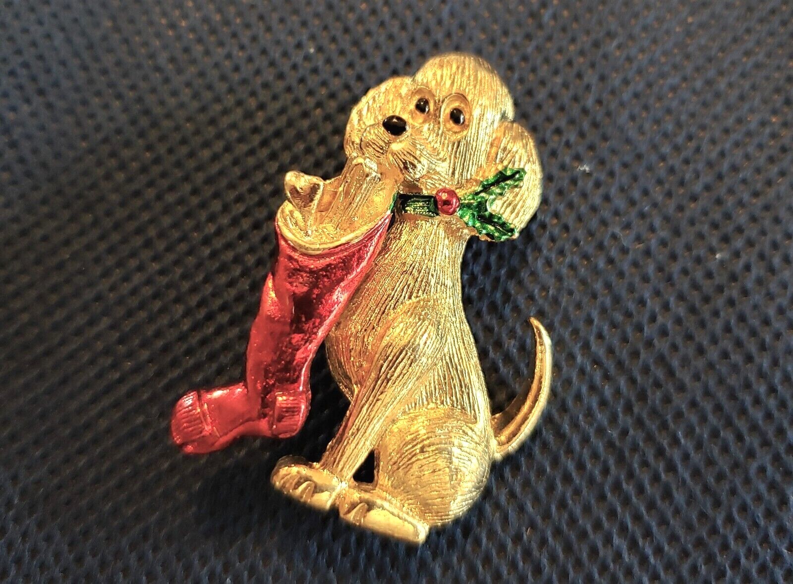 VINTAGE GERRYS CHRISTMAS GOLDPLATE PUPPY RED STOCKING PIN BROOCH COLLECT -1.9″
