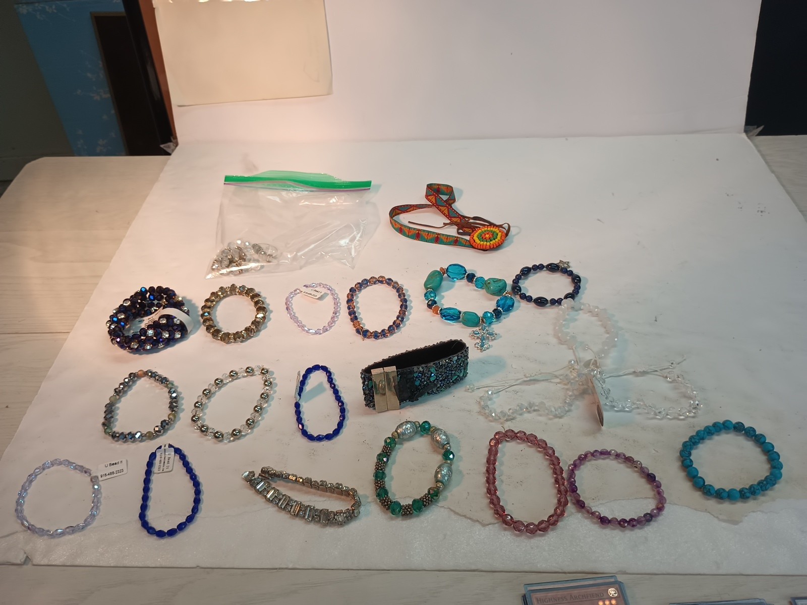 (1) Pre-owned Vintage Amazing 22 Costume Jewelry Pieces Not Sure If Some Might