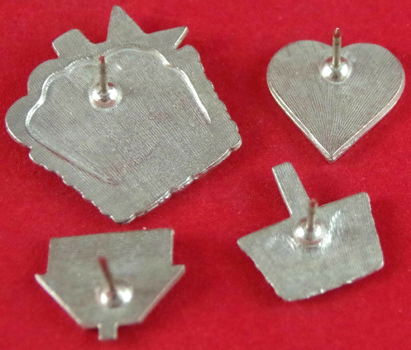 Lot 2 NOS VTG FINE PEWTER PICNIC BASKET, SET 3 HOUSE FLAG HEART BROOCH LAPEL PIN
