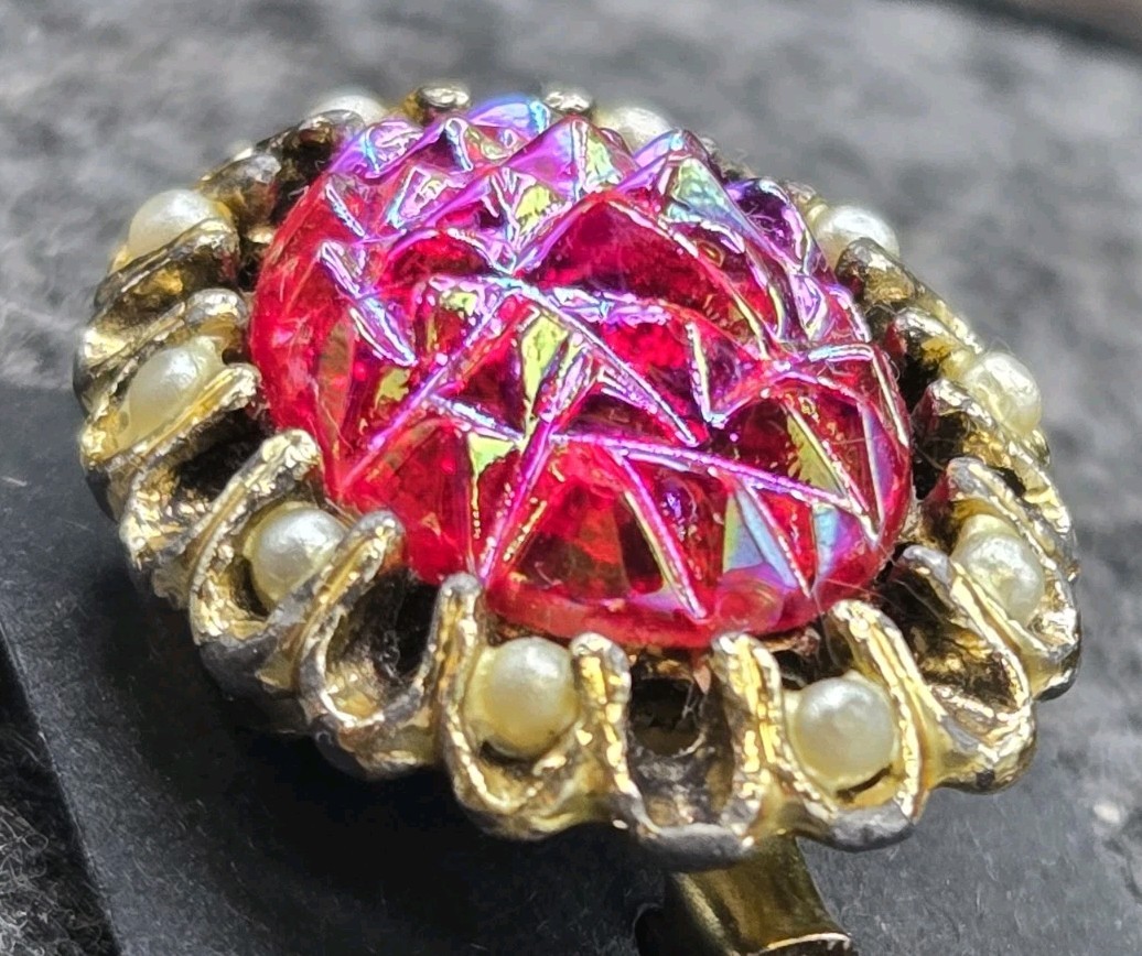 Vintage Pink Red Iridescent Seed Bead Gold Tone Brooch Pin 1″x¾”