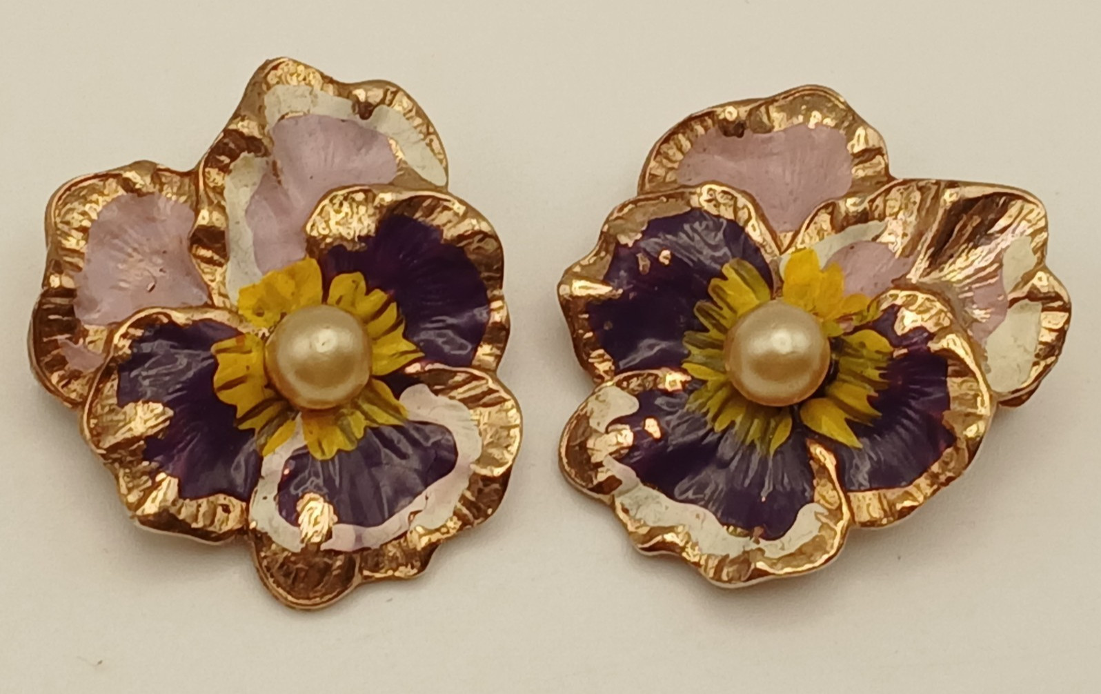 Vintage PAIR of Enamel Painted PANSY Flower Faux Pearl SCATTER Brooch Pin (2 PC)