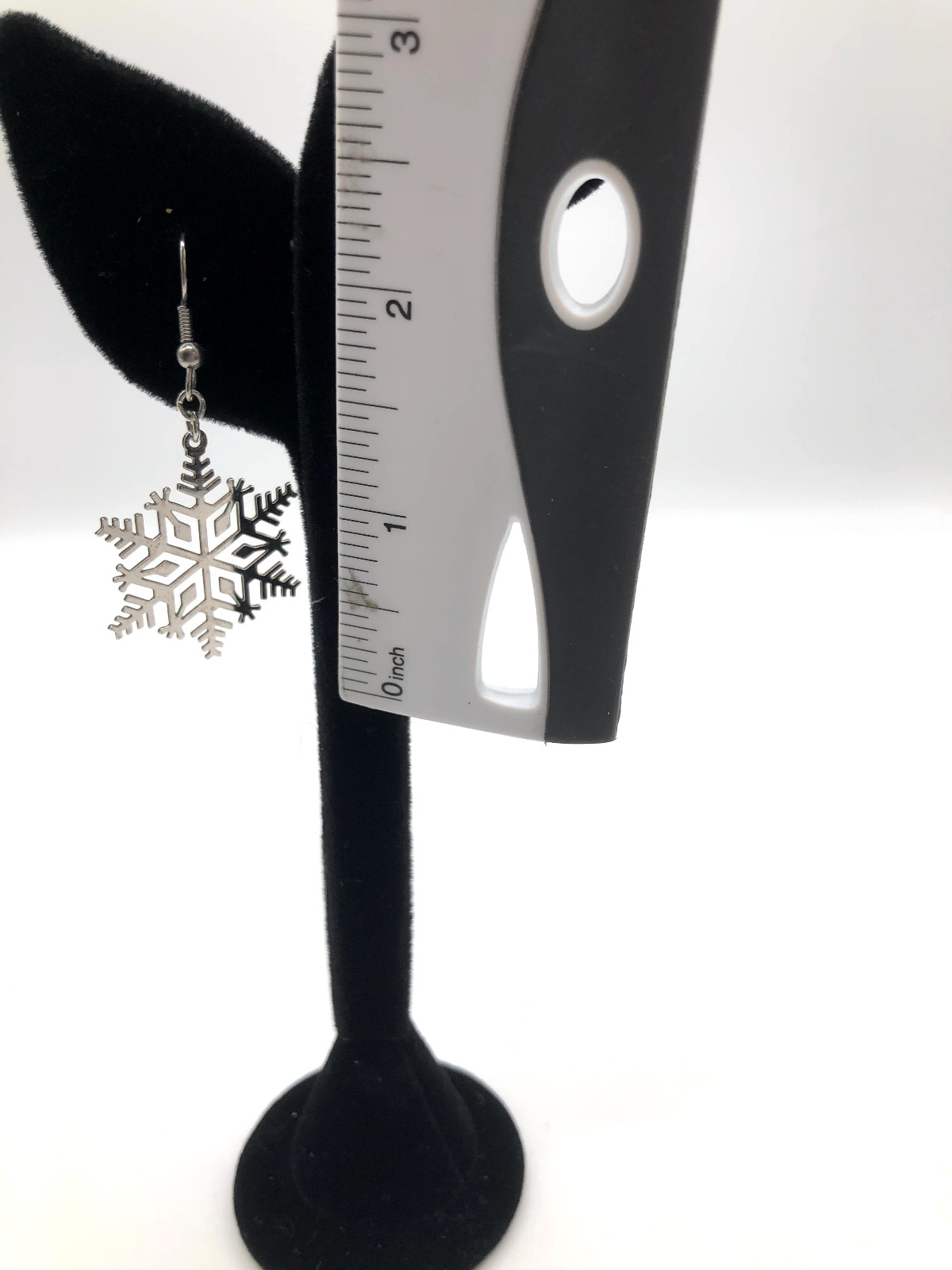 Vintage Pair of Snowflake Silvertone Earrings Winter Very Light weight