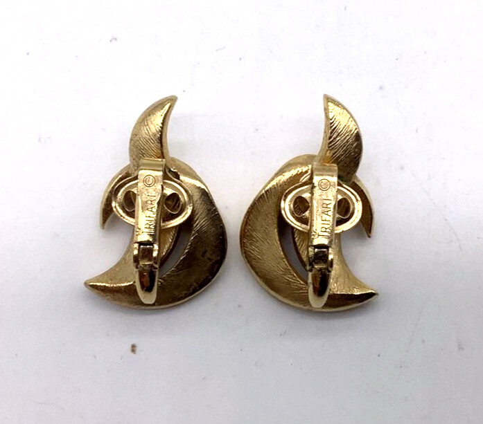 Crown Trifari Swirl Clip On Earrings Retro Brushed Design Gold Tone Finish 376