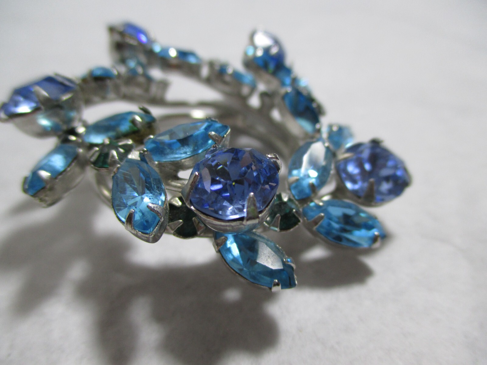 Vintage Weiss Light Blue & Teal Blue Rhinestone Round Brooch