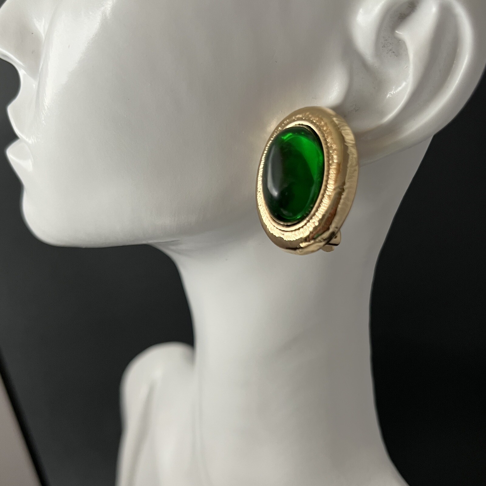Gripoix Glass Cabochon Clip On Earrings Green Oval Mogul Gold Tone Vtg
