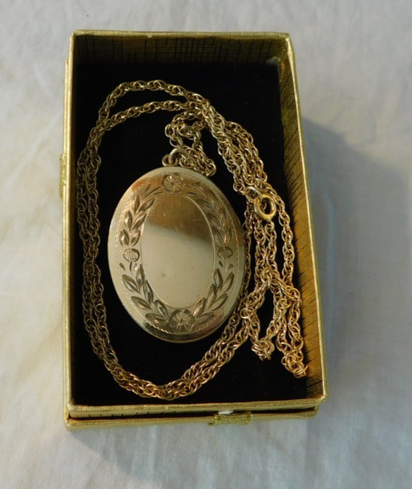 Winard Vintage 12K Gold filled Photo Locket Necklace 16 grams