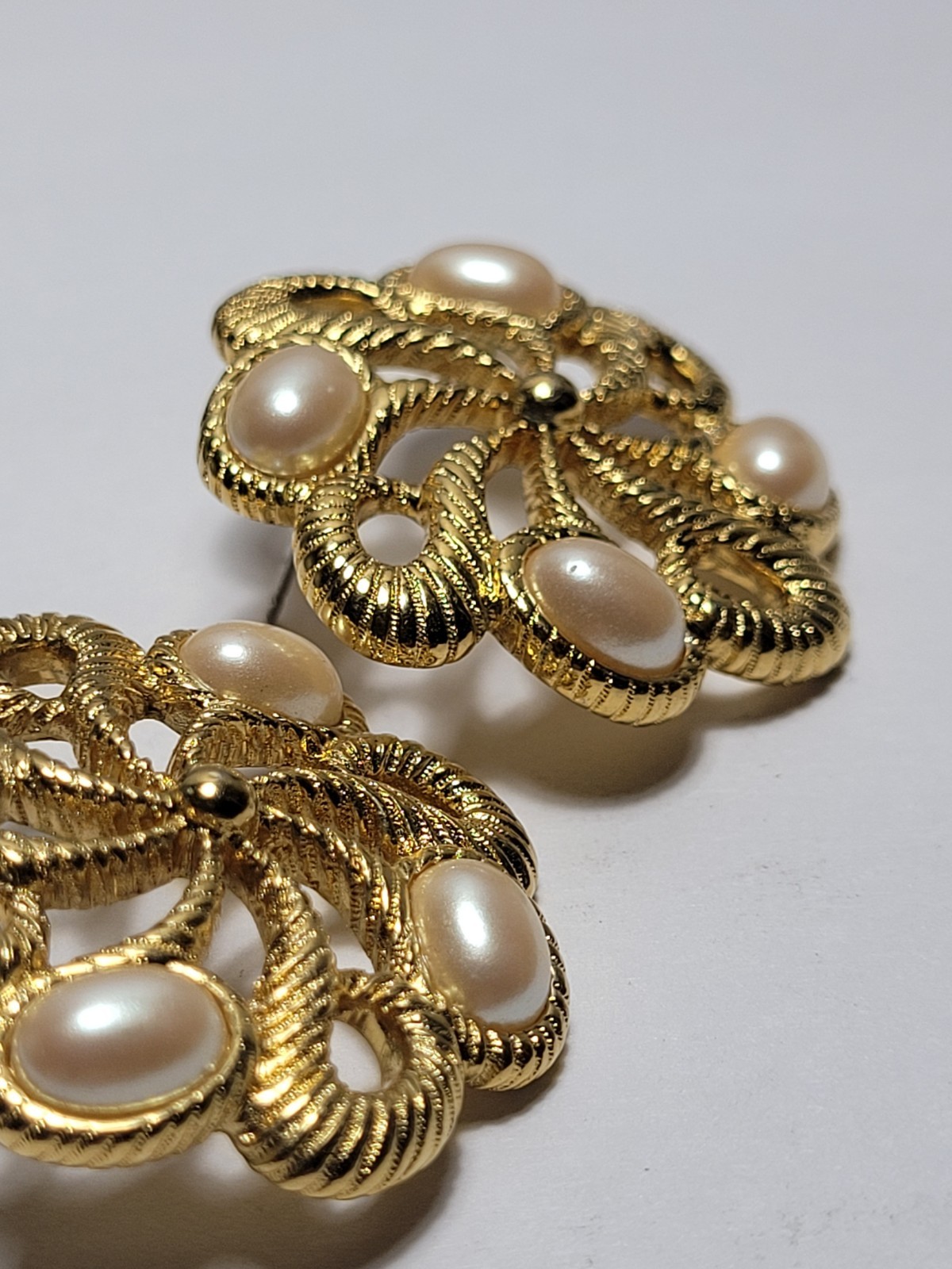 Vintage Yellow Gold-tone Faux Pearl Clip-On Earrings Fashion Costume Jewelry