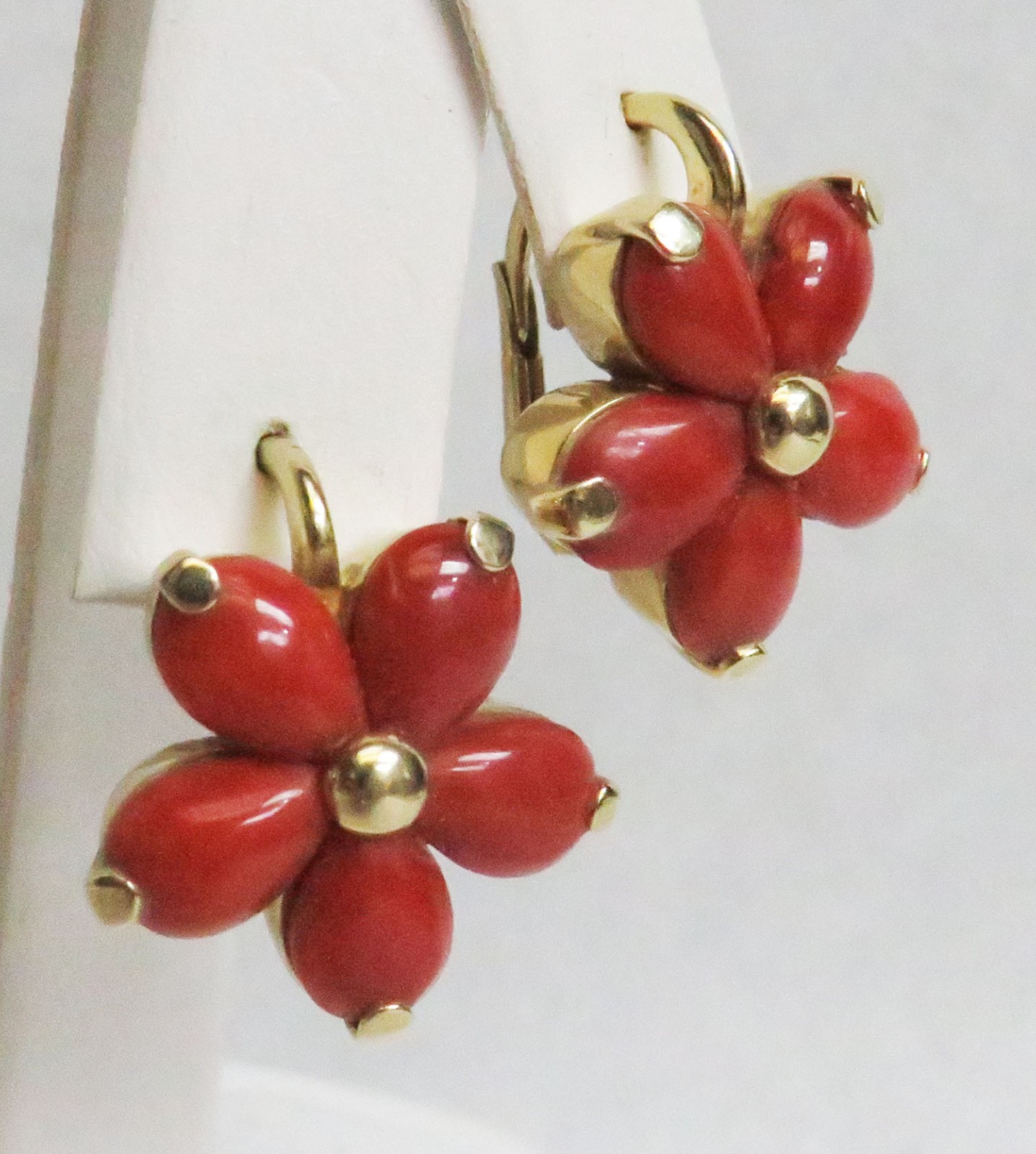 BEAUTIFUL VINTAGE 14K GOLD & RED CORAL FLOWER SHAPE EARRINGS