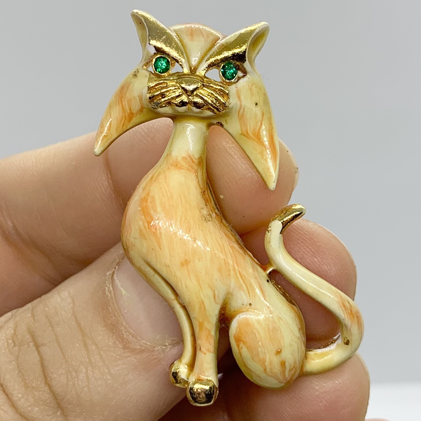 VTG LINDA GAL ORANGE CREAM ENAMEL CAT BROOCH GOLD TONE GREEN CRYSTAL EYES