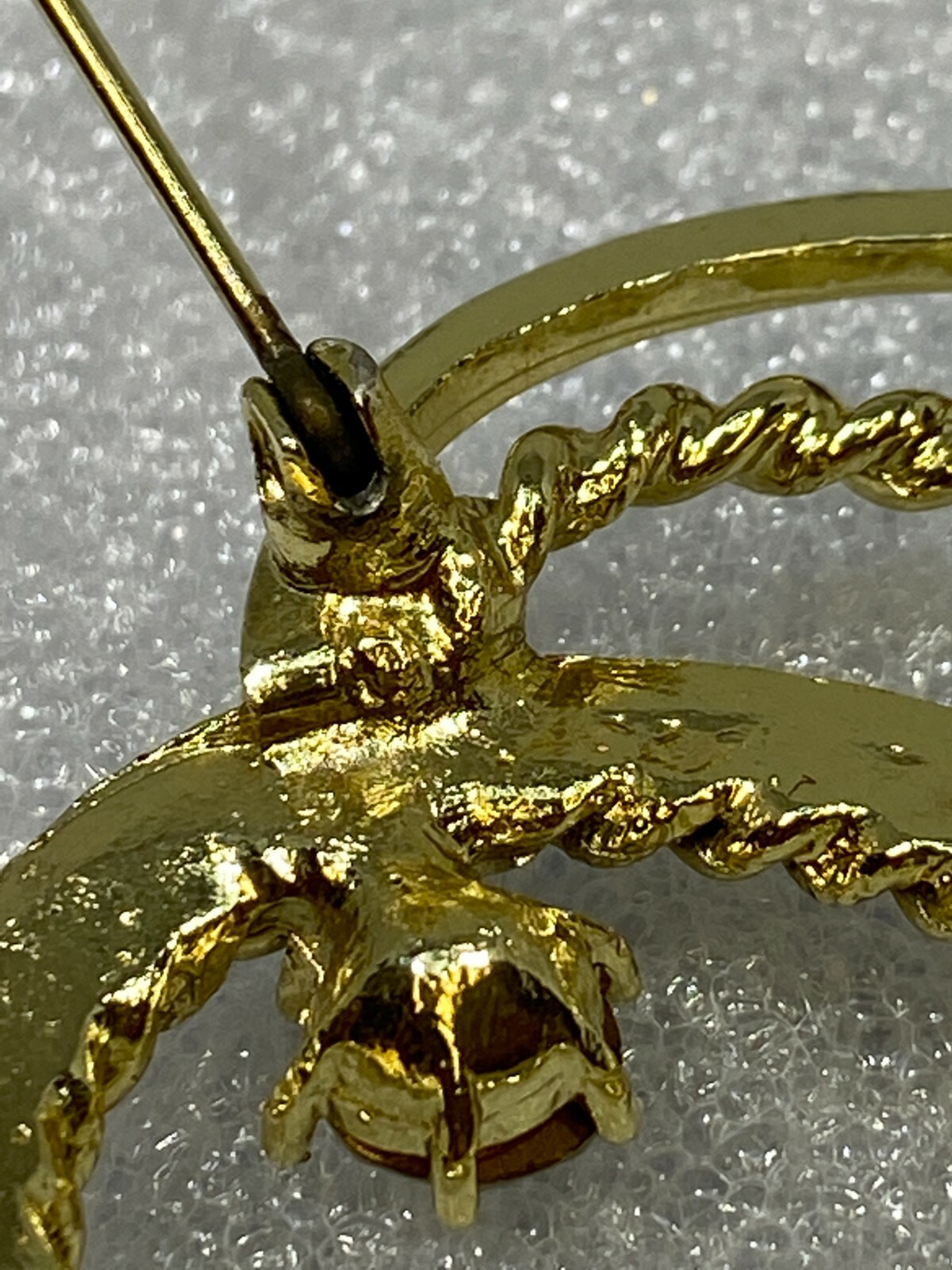 Vtg Clear Glass Rhinestone Gold Tone Loopy Rope Texture & Smooth Curl Brooch Pin