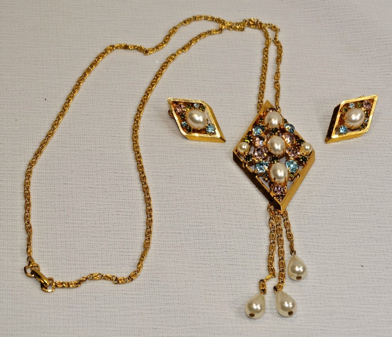 E19 VINTAGE RHINESTONE & FAUX PEARL DIAMOND TASSLE NECKLACE & EARRING MULTICOLOR