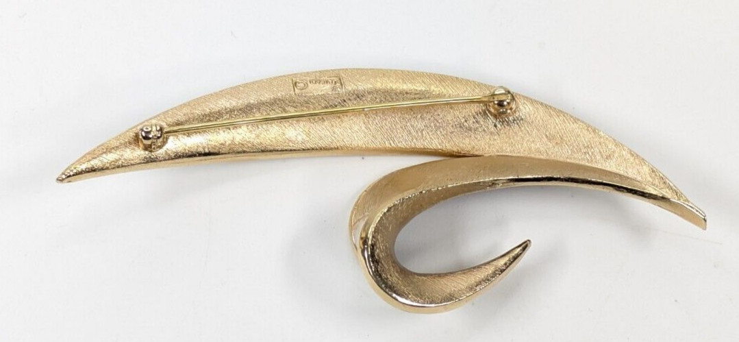 Vintage Crown Trifari Gold Tone White & Brown Enamel Twist Leaf Brooch Pin 3.5″