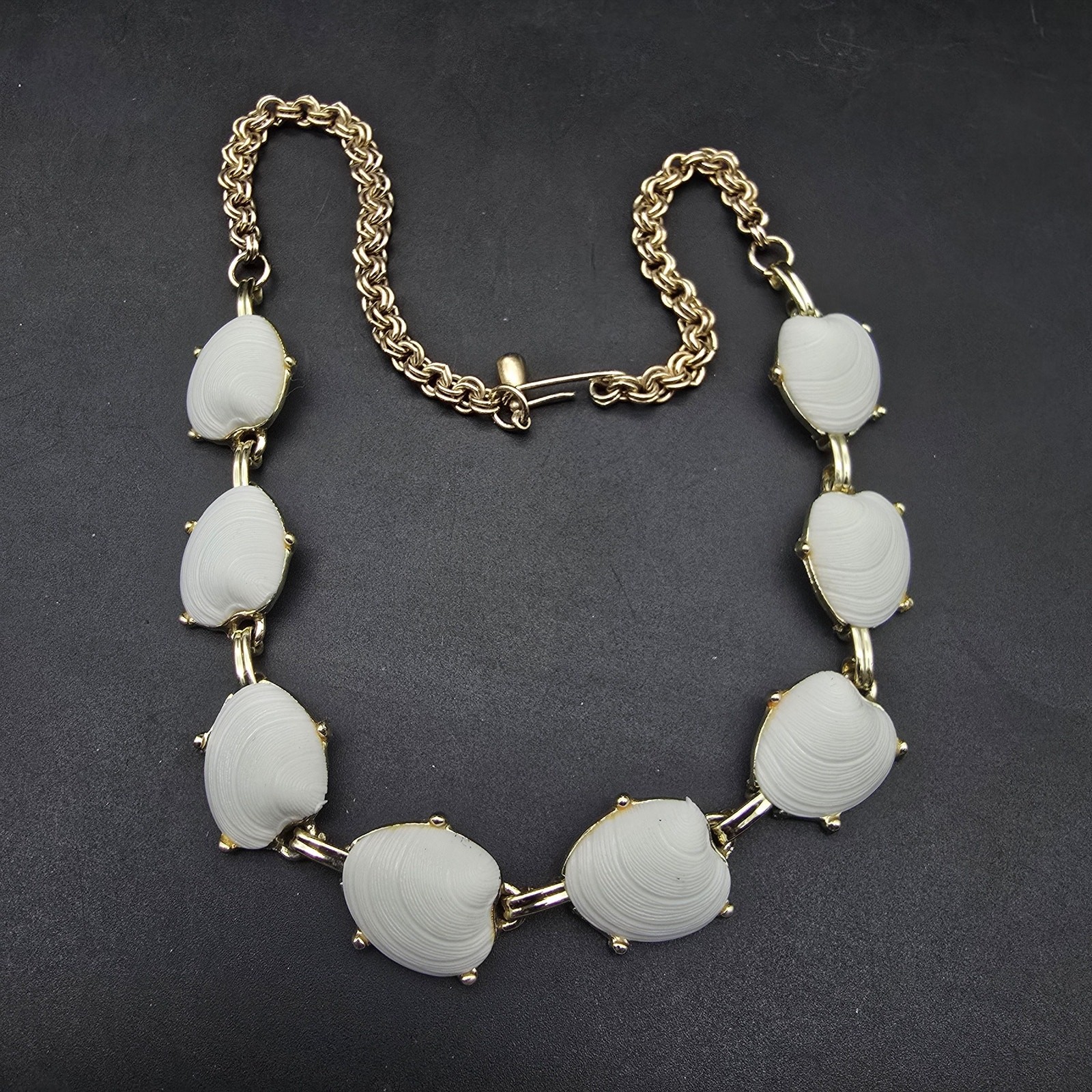 White Acrylic Sea Shell Collar Necklace Vintage Costume Jewelry Summer Beachy