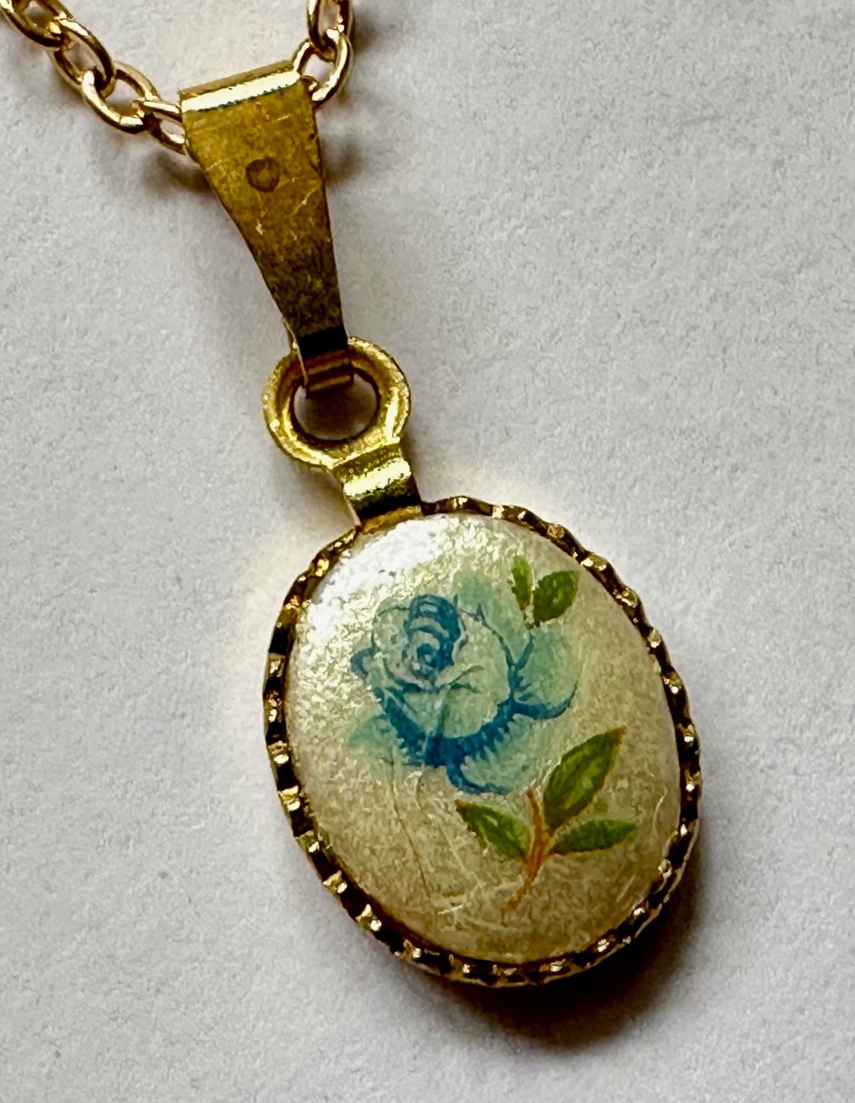 VINTAGE BLUE ROSE CABACHON OVAL PENDANT 1/2 OF 1″ NECKLACE 18″ GP TINY