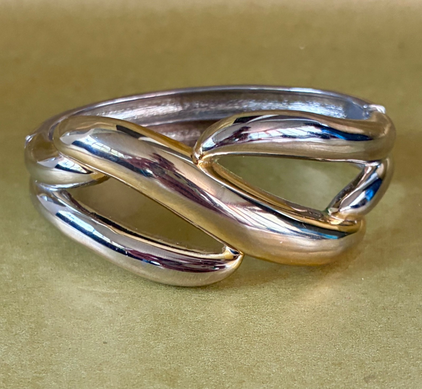 Vintage Modernist Gold & Silver Tone Hinged Bangle Bracelet Open Metal Swirl 8″