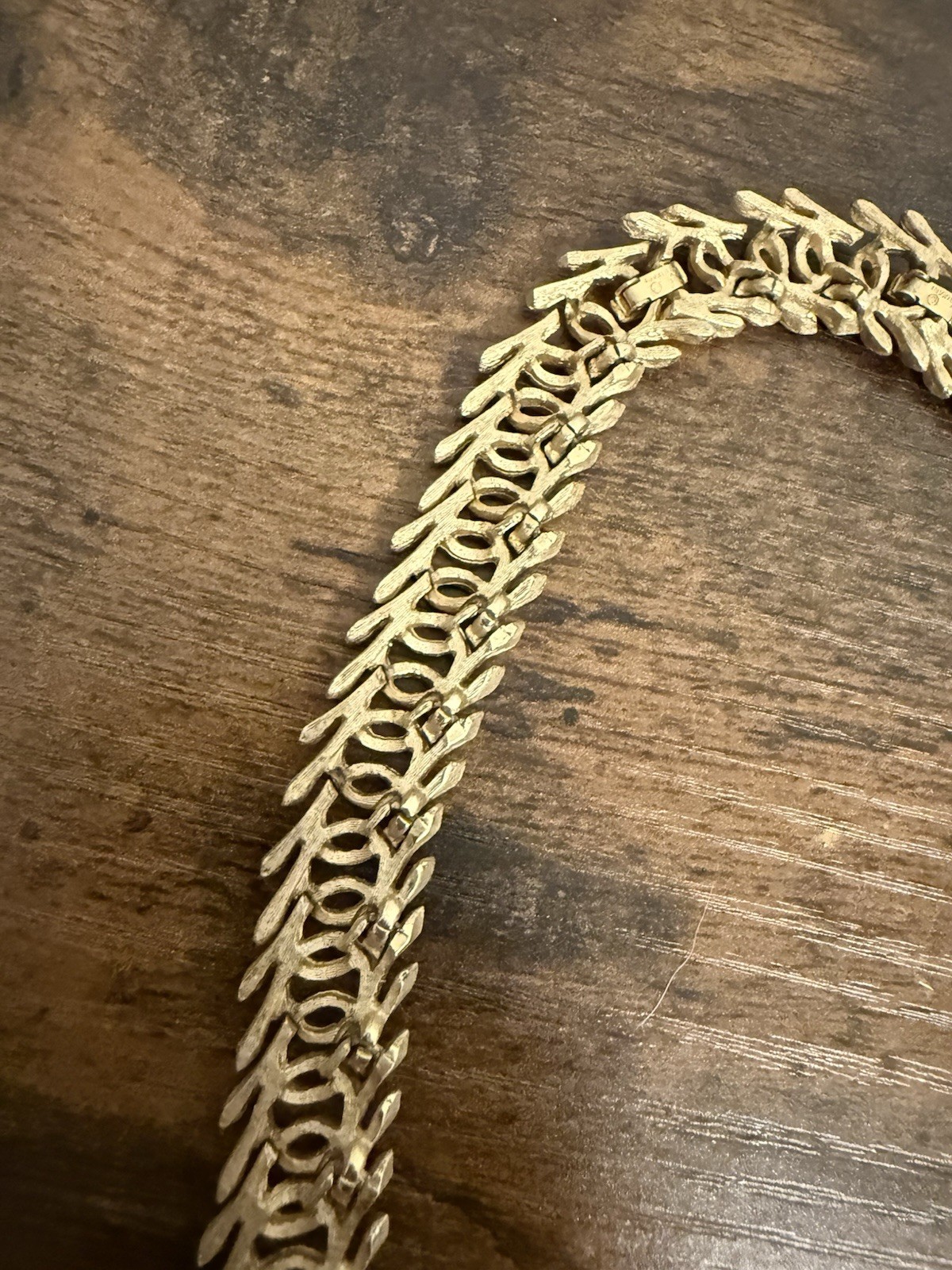 CROWN TRIFARI Link necklace Signed textured vine GOLD Tone Metal Vtg Jewelry