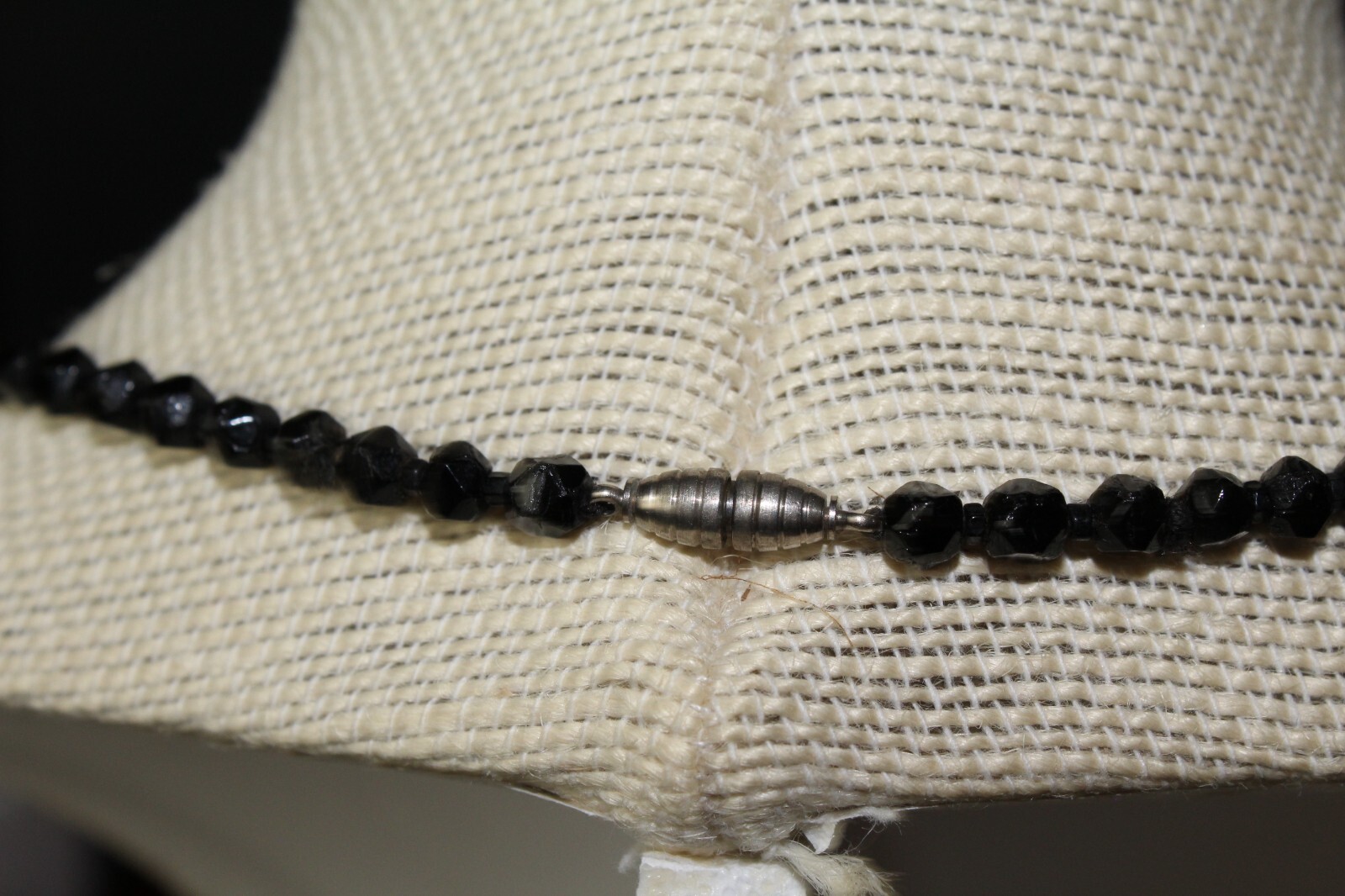 VTG BLACK GLASS TEAR DROP PENDENT NECKLACE+ CLUSTER BLACK SEEDBEAD CLIP EARRINGS
