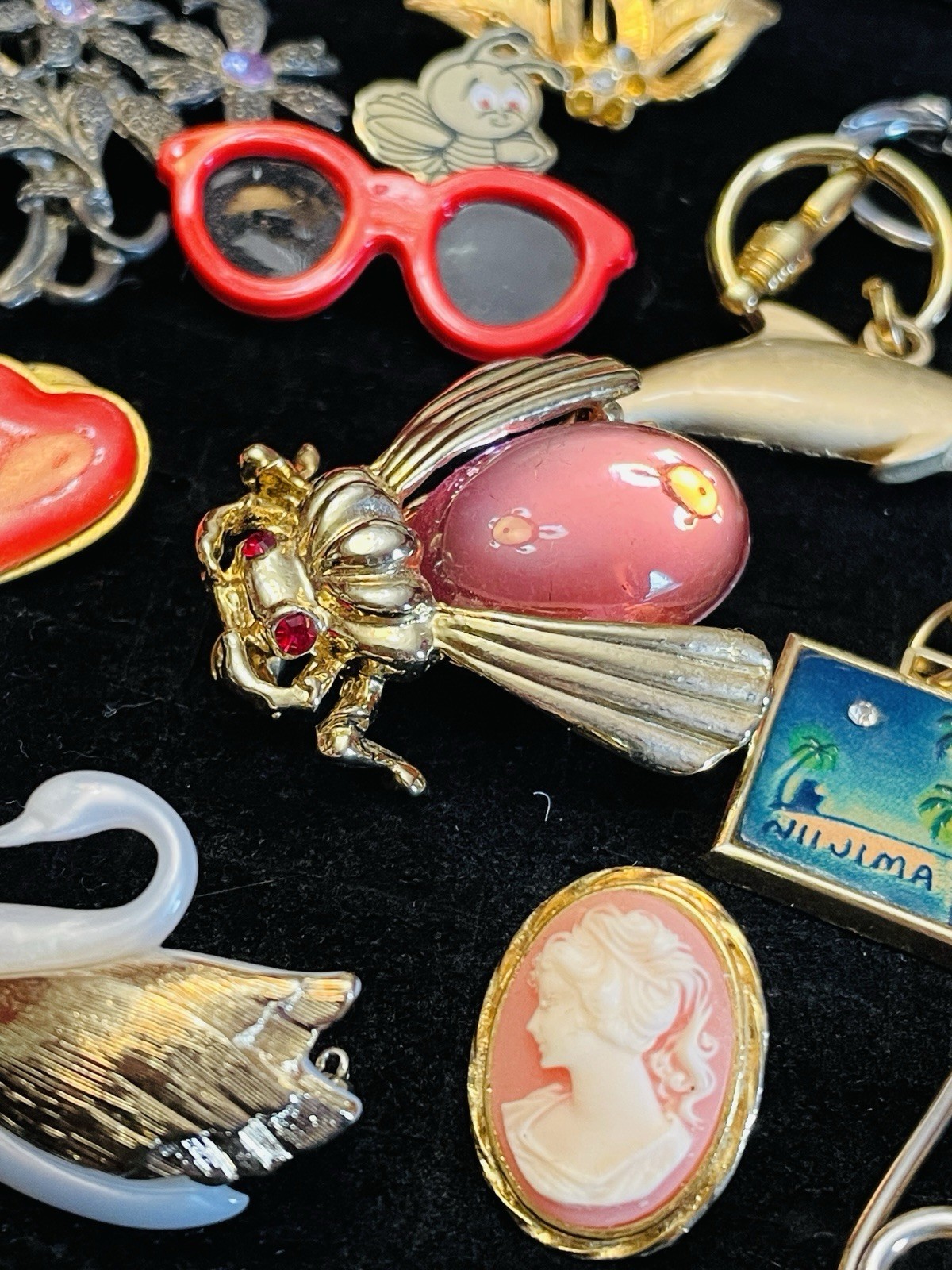Jewelry Lot Brooches Insect Drummer Cameo Dolphin Keyring Swan Kilt Pin 18 Pcs
