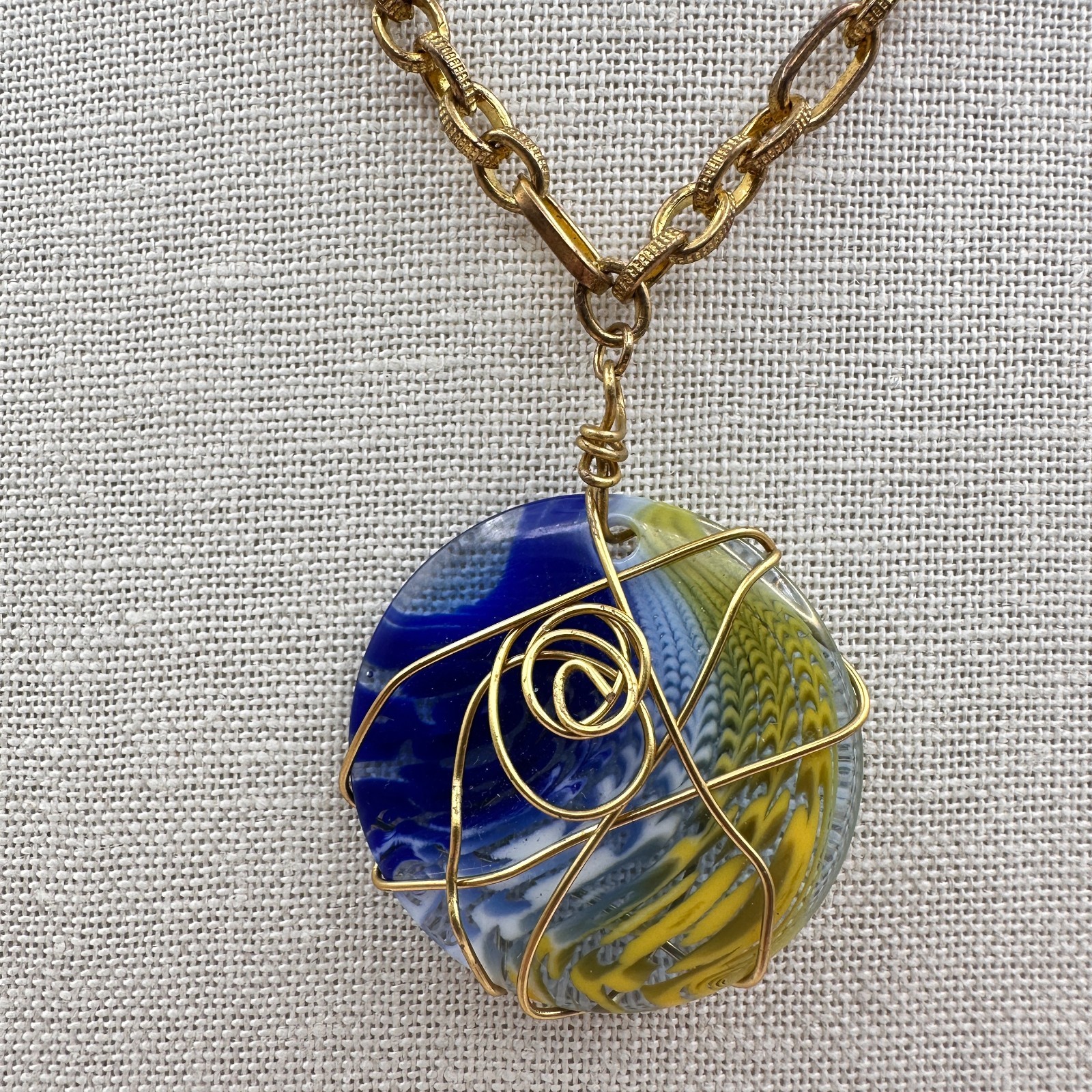 Vintage 90s Gold Tone Wire Wrapped Resin Pendant Necklace Women’s Jewelry