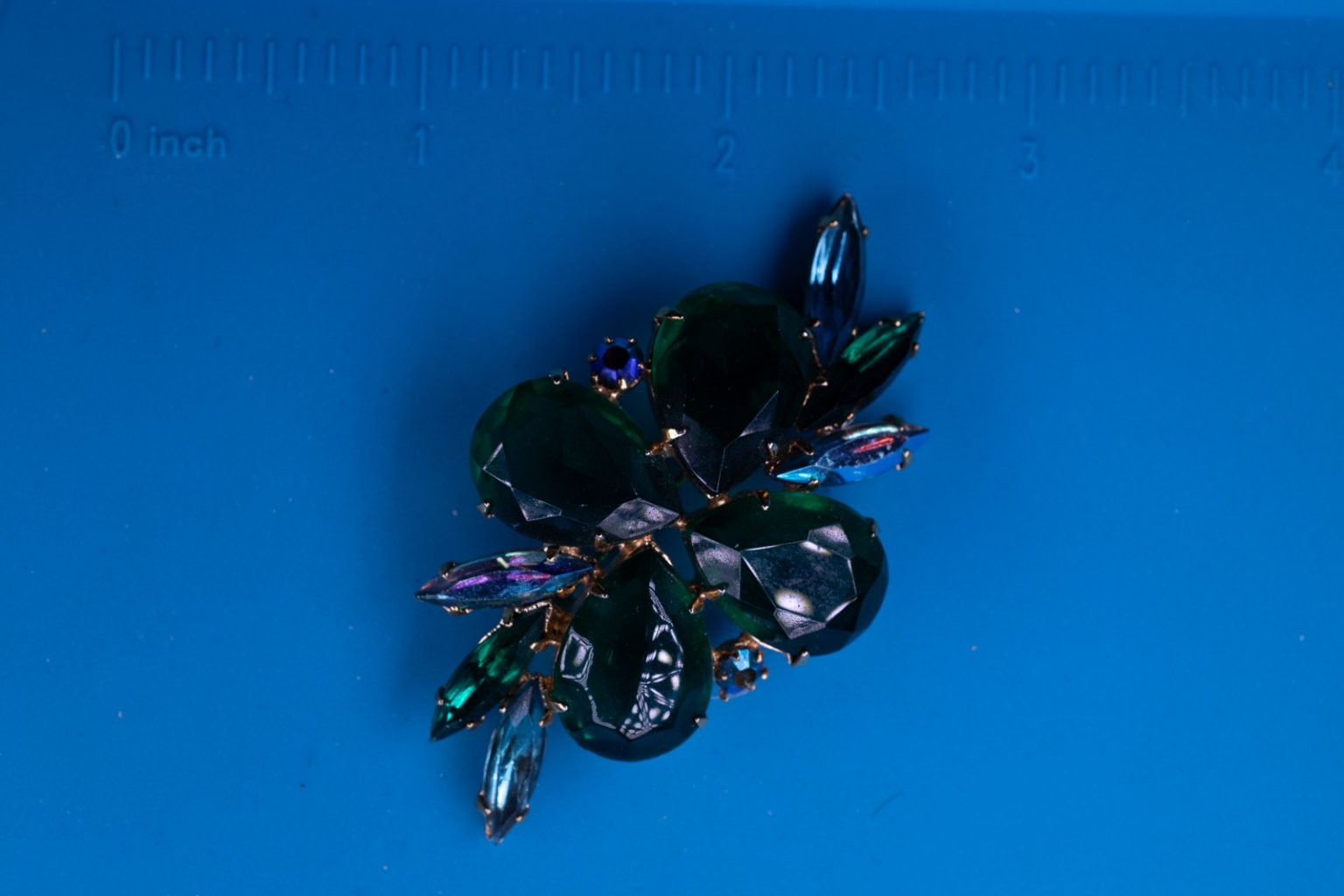 Vintage Floral Cluster Brooch Pin Gold Tone 2″ Emerald Blue Rhinestone