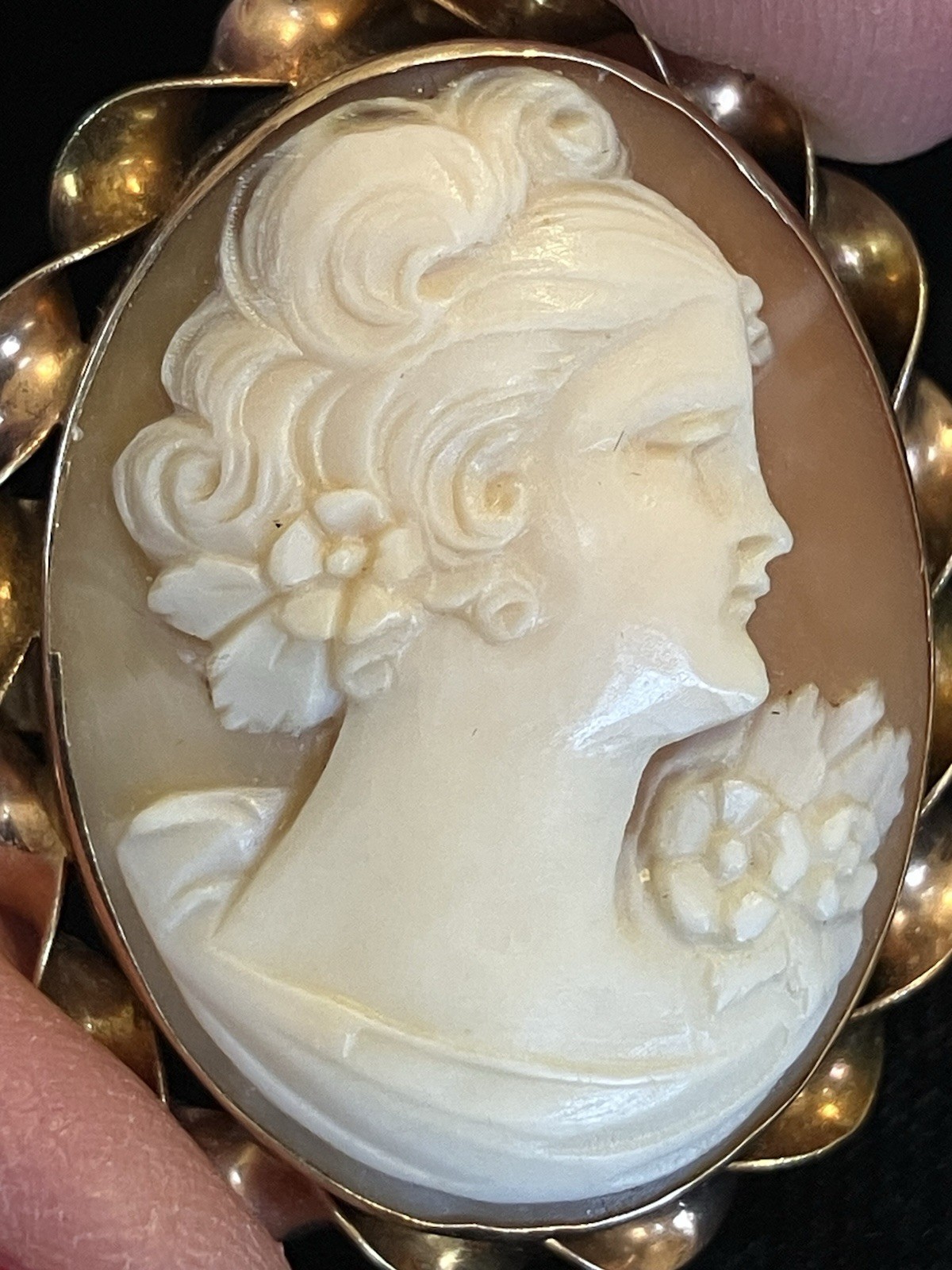 10k Yellow Gold Hand Carved Conch Shell Cameo Woman Facing Right Brooch Pendant