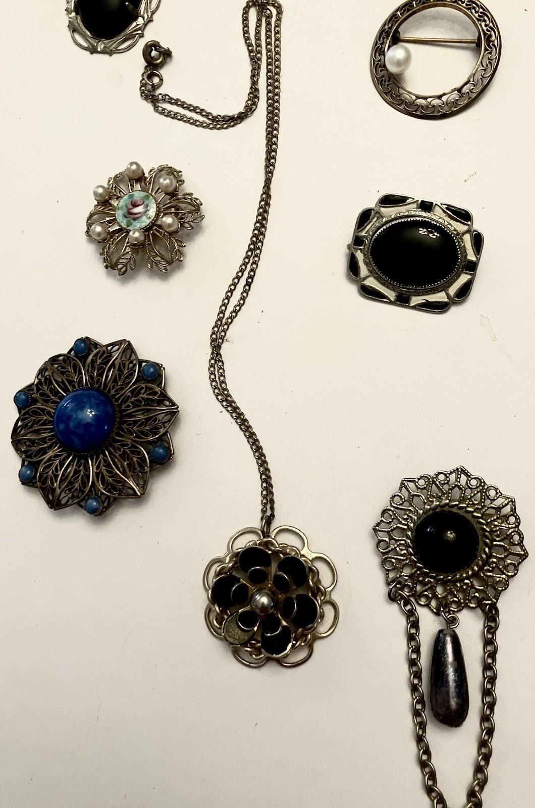 Small Collection of Lovely Unbranded Vintage Pins/Brooches/One Pendant/