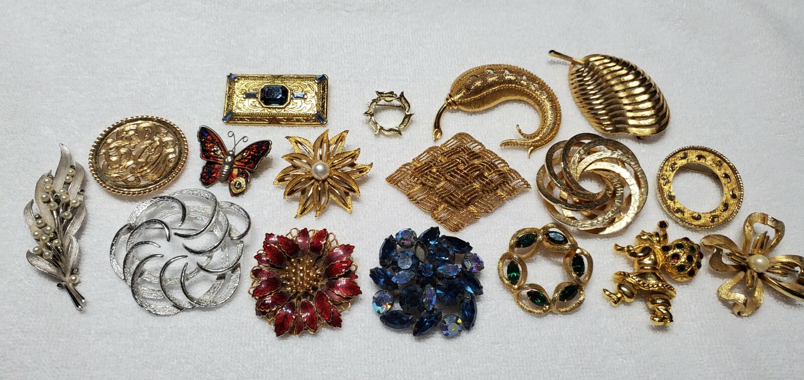 Assortment of vintage brooches 60’s – 80’s 