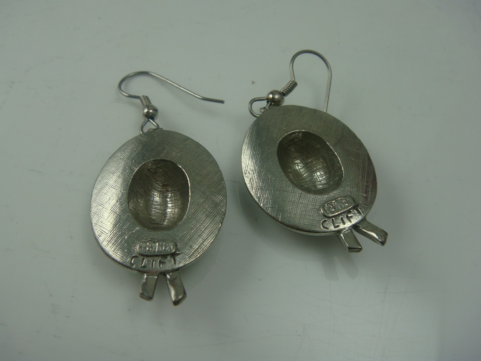 VINTAGE CLIFT STRAW HAT WITH FLOWERS PEWTER DANGLE PIERCED EARRINGS