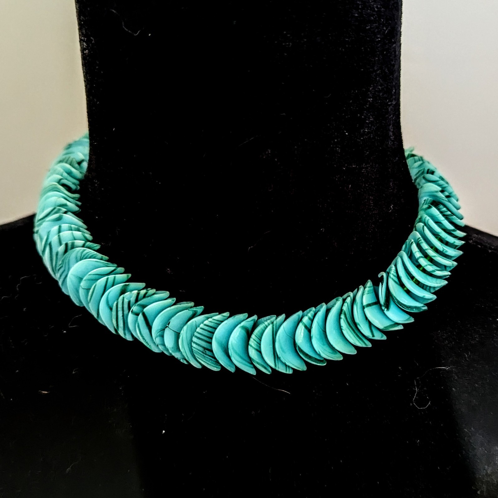 Vintage Trifari Turquoise Marbled Lucite Wavy Ruffle Choker Necklace 15-17″