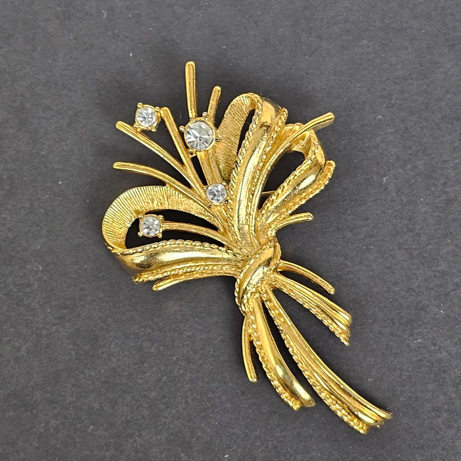 Vtg Gold Tone Textured Clear Crystal Rhinestone Brooch Pin Bouquet Ribbon Floral