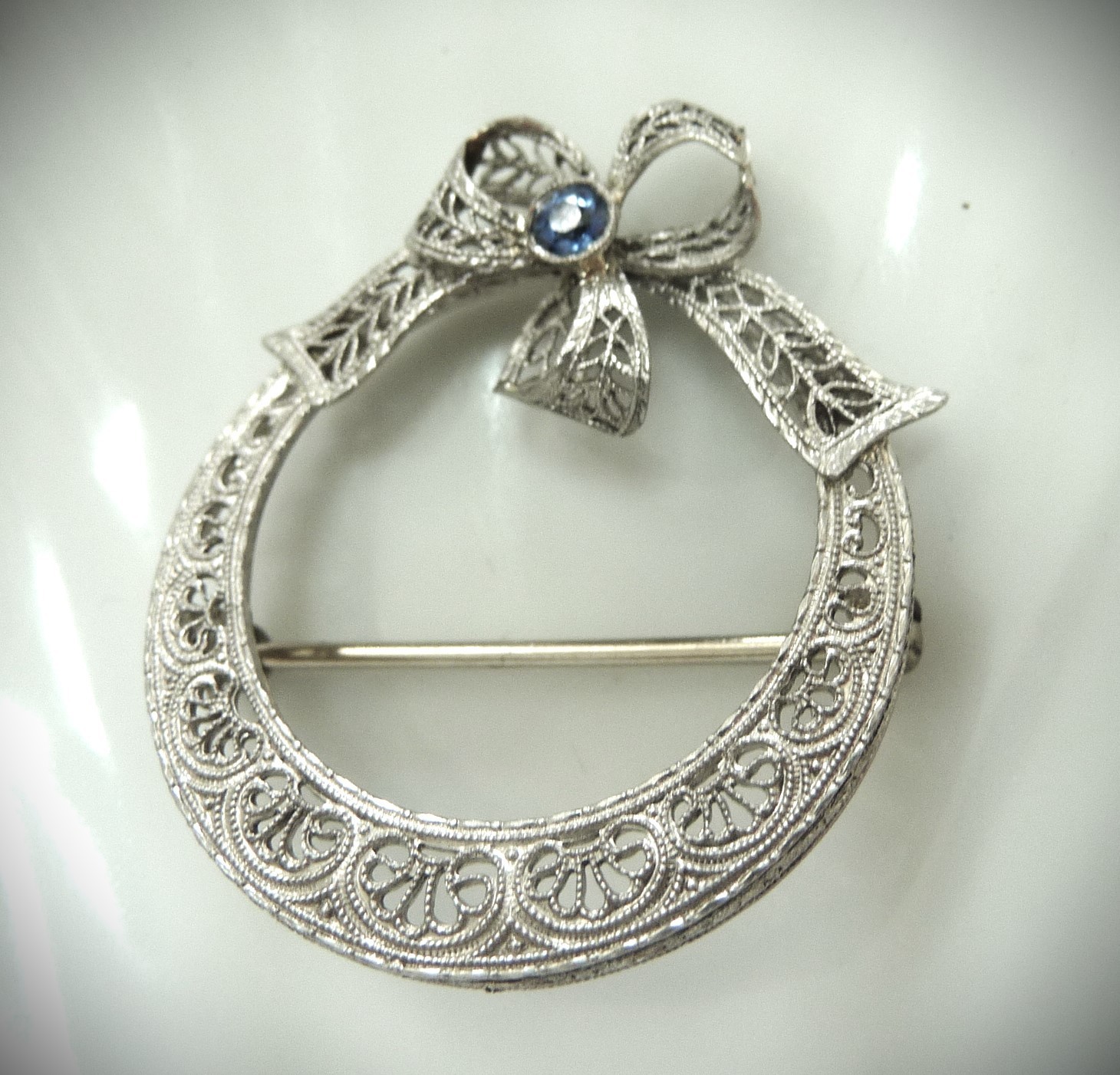 EXQUISITE ANTIQUE CIRCA 1920 14K WHITE GOLD SAPPHIRE BOW FILIGREE PIN BROOCH!