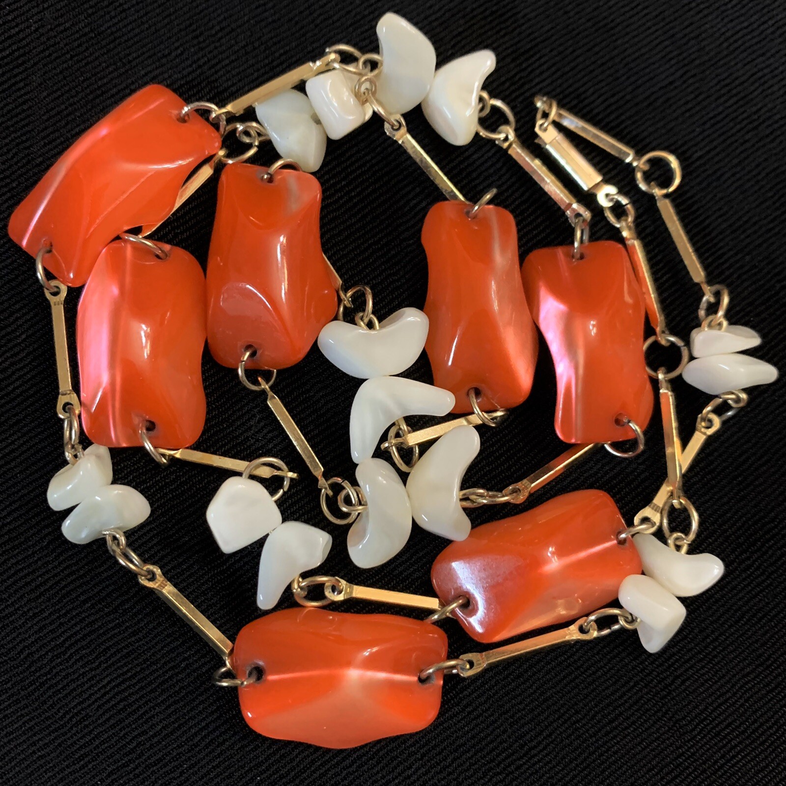 Vtg Red Mother Of Pearl MOP Shell Gold Tone Bar Link Necklace 26” Shell Station